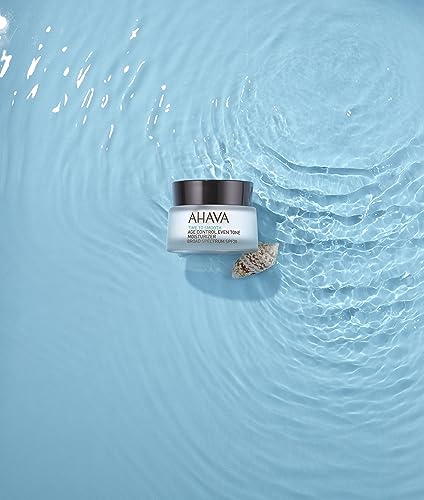 Crema Hidratante AHAVA Time to Smooth con SPF20 para un Tono Uniforme y Control de Edad. Ideal para proteger la piel y mejorar su apariencia. ¡Pruébala hoy!