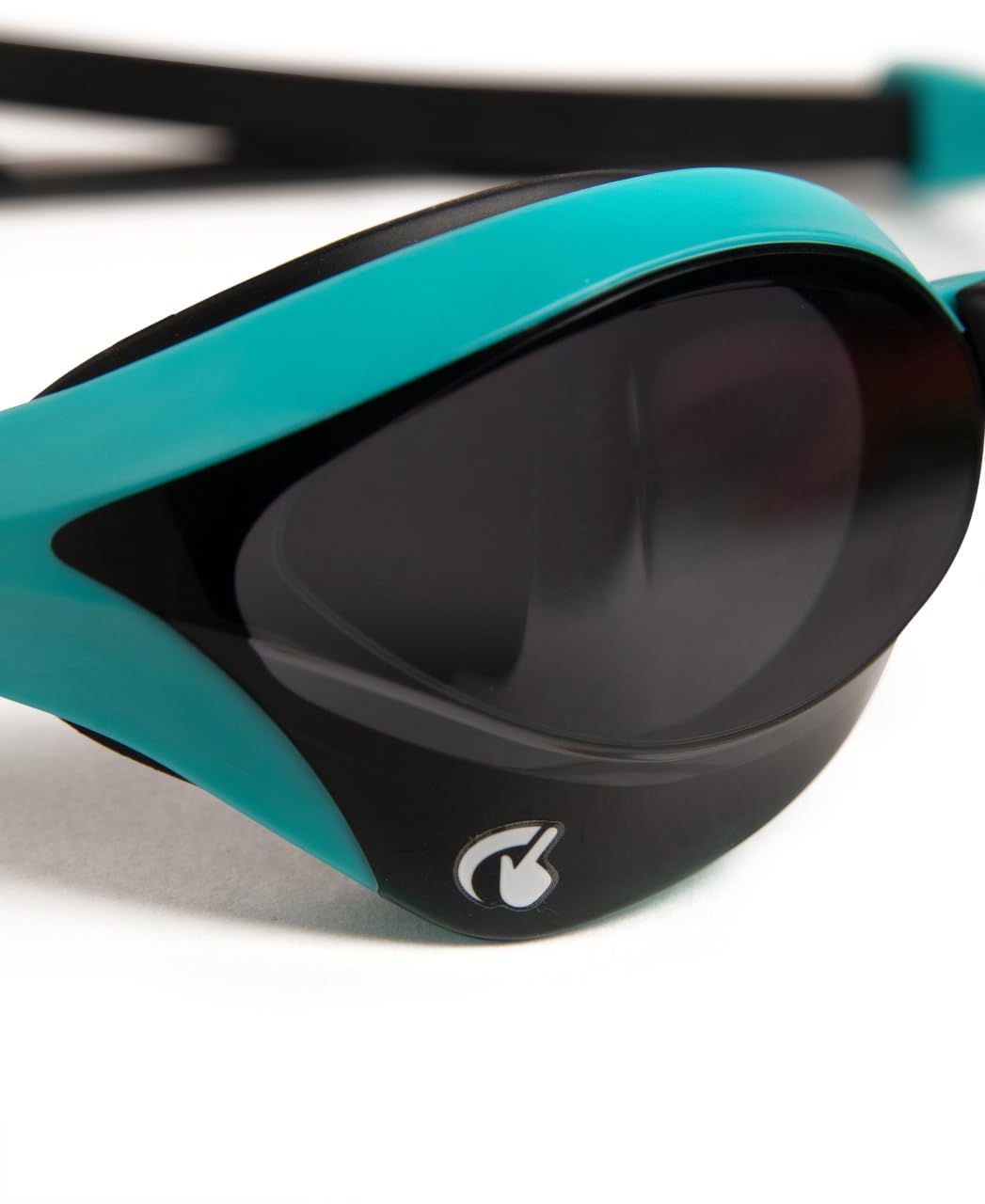 ARENA - anteojos de natación unisex Cobra Ultra Swipe Racing para hombres y mujeres, tecnología antivaho, lentes de policarbonato sin espejo, humo/pavo real