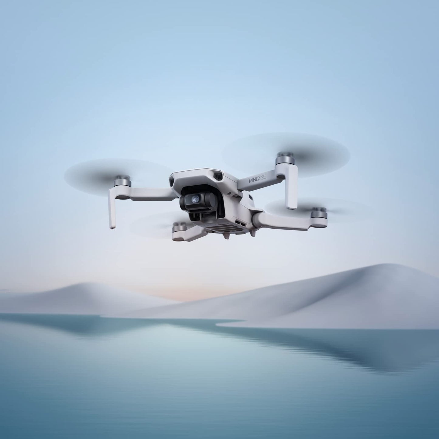 DJI Mini 2 SE, dron mini con cámara ligero y plegable con vídeo 2.7K, modos inteligentes, transmisión de vídeo a 10 km, 31 minutos de vuelo, menos de 249 g, fácil de usar, fotos callejeras y de viajes