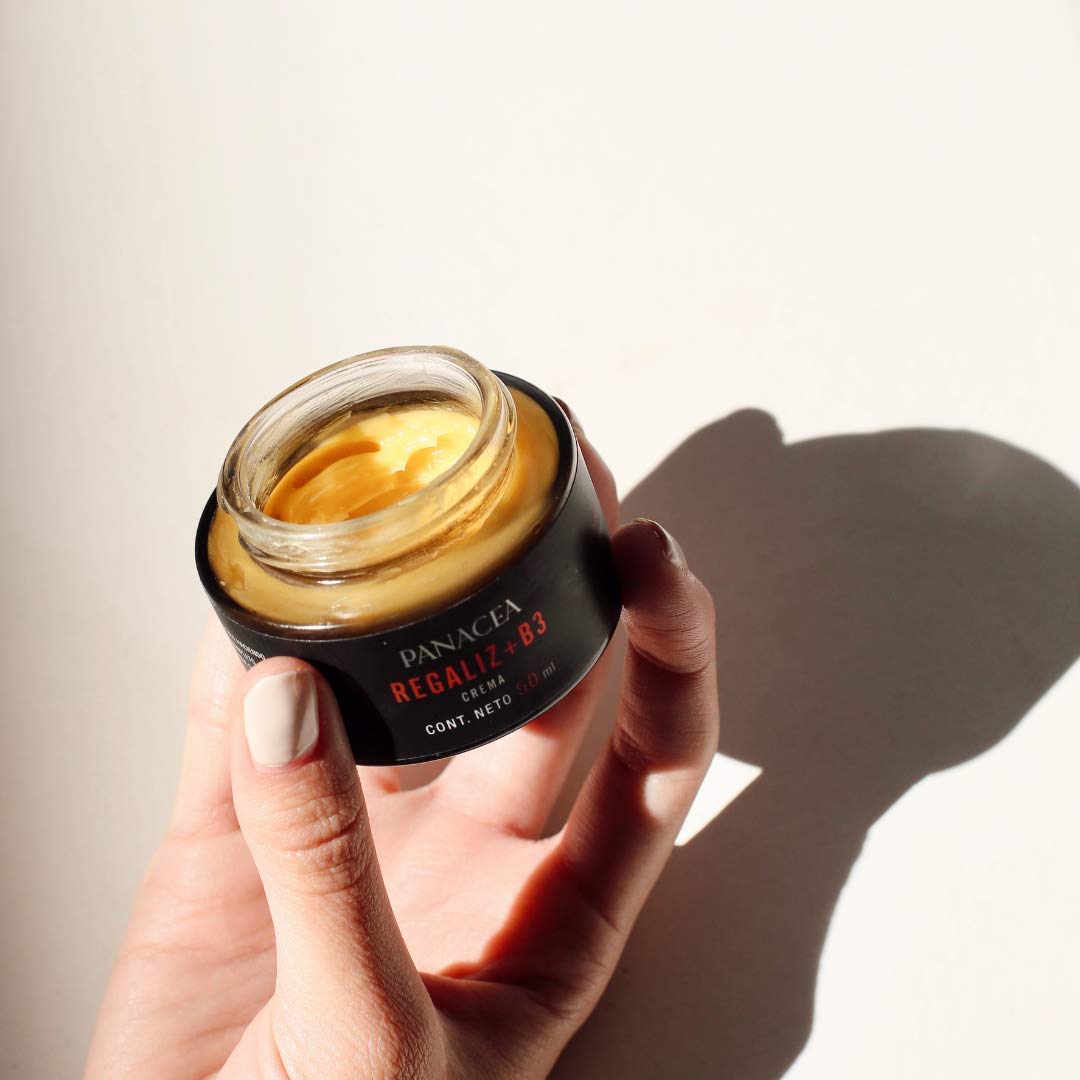 Crema facial Antimanchas con REGALIZ+B3. Ideal para control de tono y manchas. Su fórmula base está hecha a base de aceites de argán, hemp, rosa mosqueta, coco y uva. Ingredientes 100% Naturales, sin químicos. 50g.