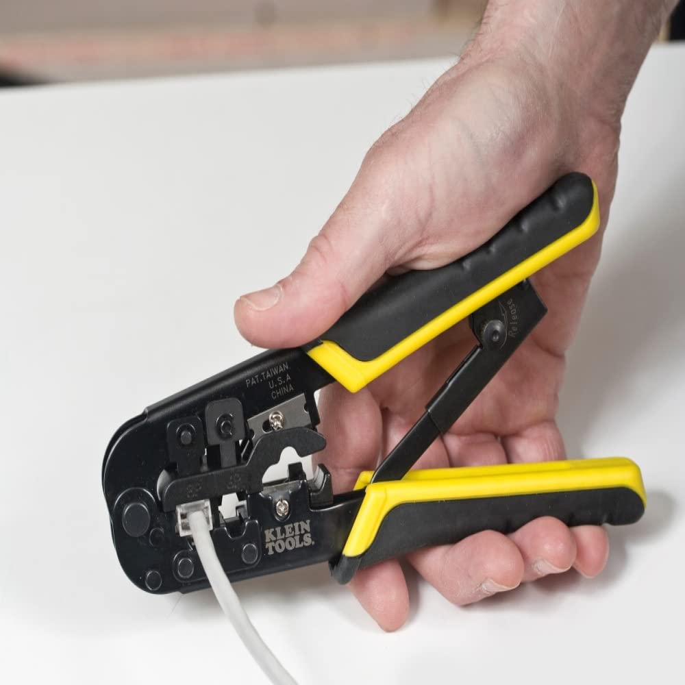 Klein Tools VDV226-817| Kit de instalación modular todo en uno |Corta, pela y poncha cables de voz y datos |Crimpado preciso y seguro |Crimpadora de terminales |Herramientas |Con conectores | Amarillo