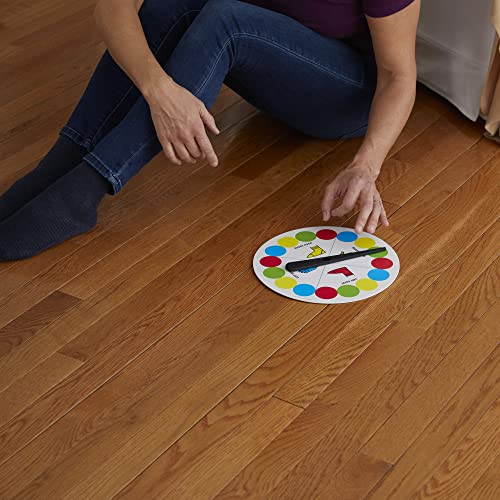 Hasbro Twister - Juego de Mesa clásico para 2 o más Jugadores, Juego de Interior y Exterior para niños de 6 años en adelante, el Embalaje Puede Variar