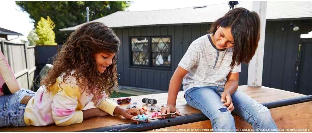 Hot Wheels Skate Vehículo de Juguete Patineta A Lil' Batty™ con Tenis para niños de 5 años en adelante