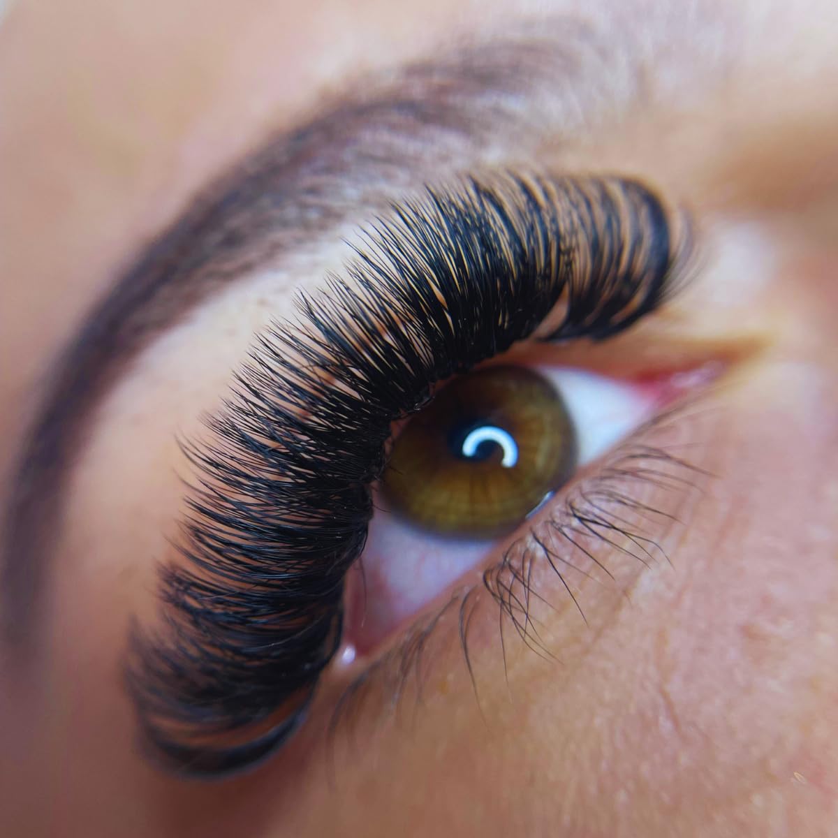JIM PRO- Rizado de calidad profesional: consiga pestañas perfectamente rizadas con el diseño de precisión del rizador de pestañas Jim Pro, que ofrece resultados con calidad de salón en casa.