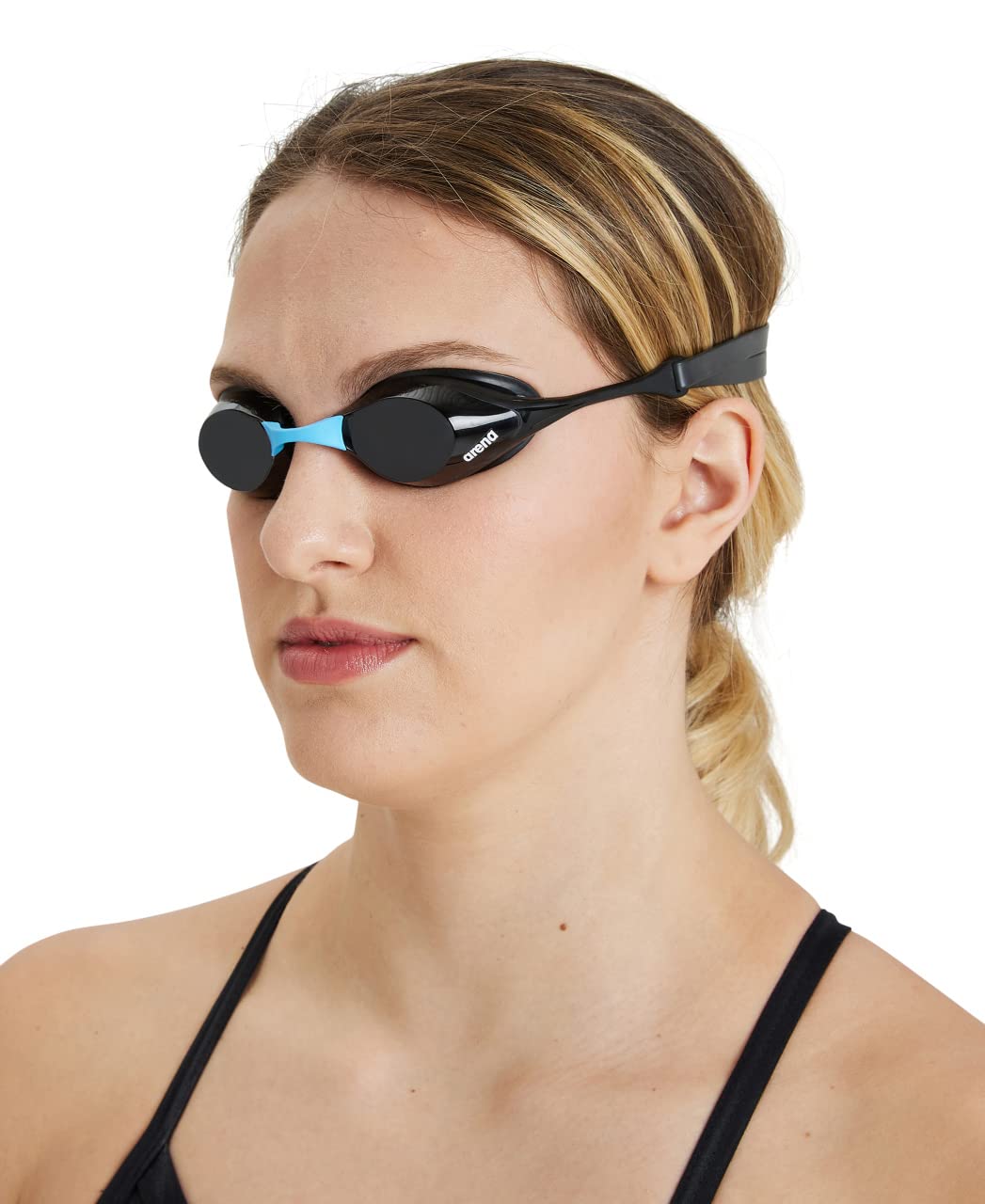 ARENA - anteojos de natación unisex para adultos Cobra Swipe Racing para hombres y mujeres, lentes de policarbonato sin espejo, diseño hidrodinámico, humo oscuro/negro/azul