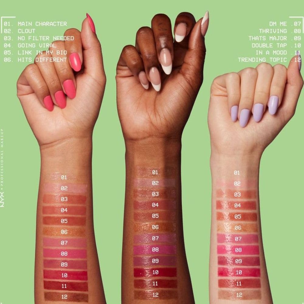NYX Professional Makeup, Fat Oil Slick Click, 2gr. Tono: Main Character. Brillo de labios en barra, hidrata hasta por 12hrs, sensación no pegajosa, con infusión de aceite de aguacate, frambuesa y zarzamora. Fórmula vegana.