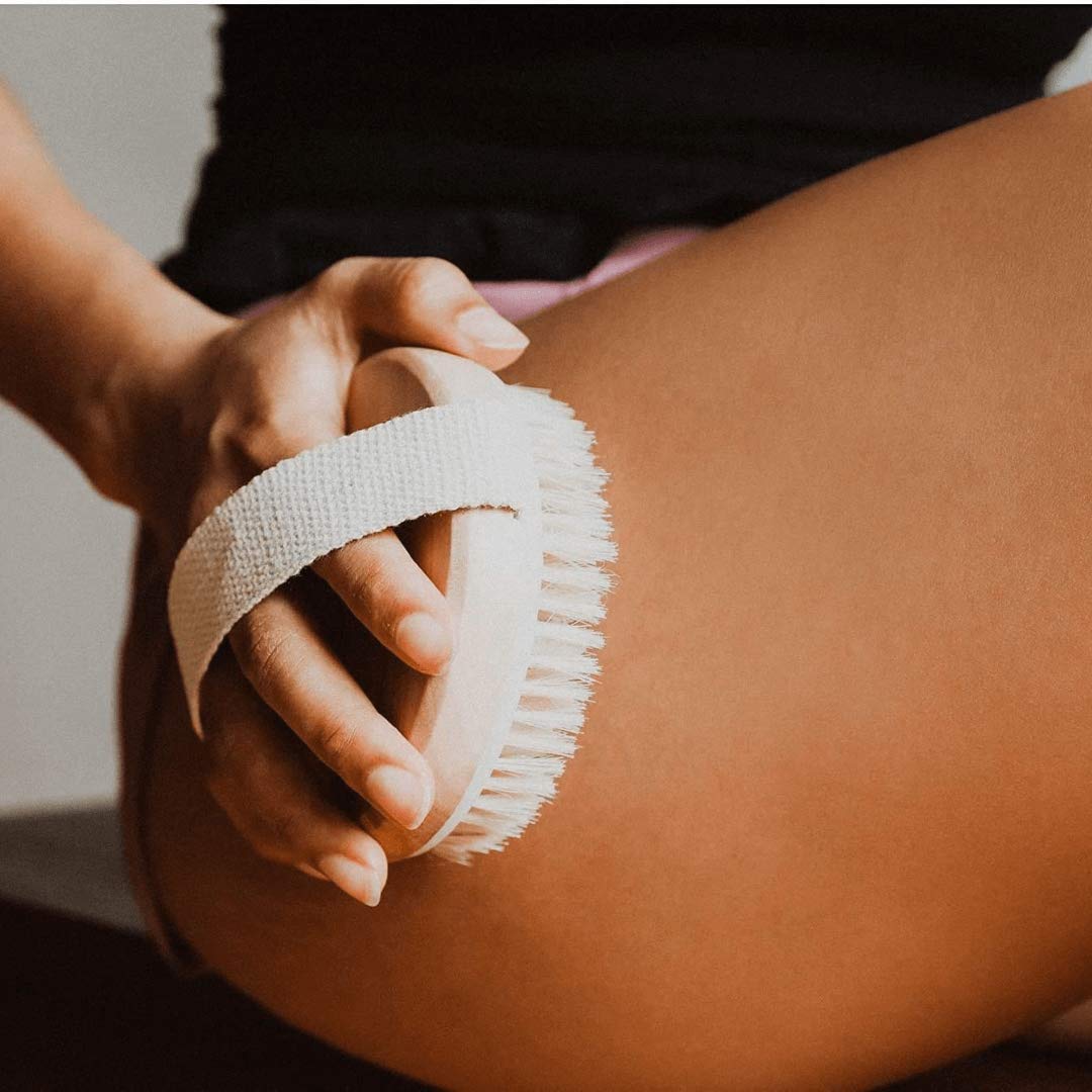 BEE VIBES Cepillo Corporal para Masaje Exfoliante de Baño de Cerdas Naturales para Eliminar las Toxinas de la Piel Muerta para Cuerpo Seco; Ayuda al Tratamiento de Celulitis y Mejora las Funciones Linfáticas; Exfolia y Estimula la Circulación Sanguínea Du