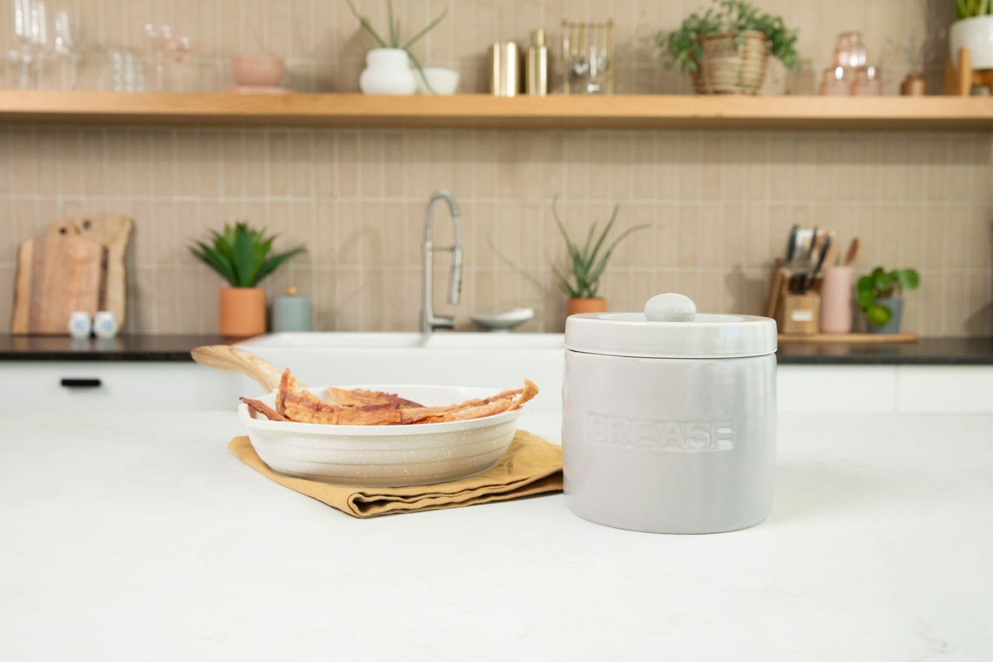 CYPRESS SUNRISE - Protector de grasa de tocino con colador, recipiente de cerámica de 32 onzas para cocina, sostiene aceite de goteo de grasa de tocino para reutilización, puede sostener aceite de