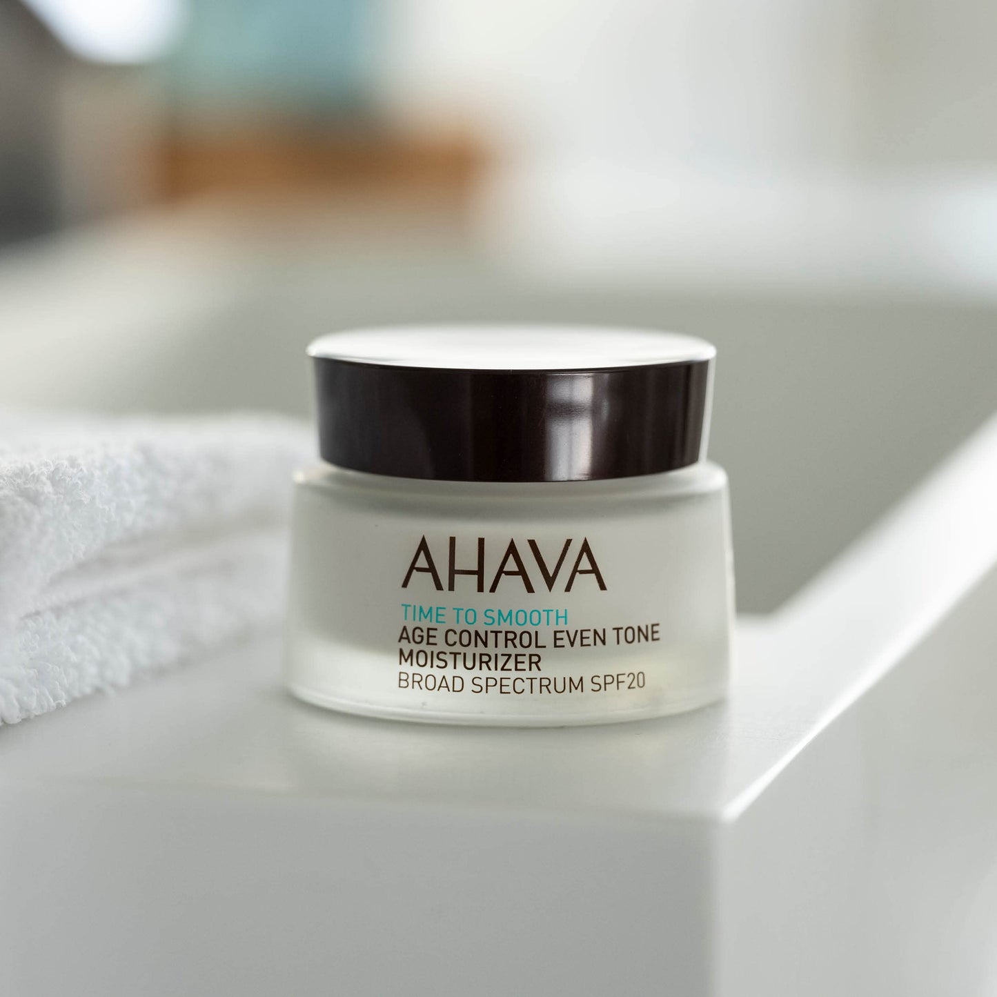 Crema Hidratante AHAVA Time to Smooth con SPF20 para un Tono Uniforme y Control de Edad. Ideal para proteger la piel y mejorar su apariencia. ¡Pruébala hoy!