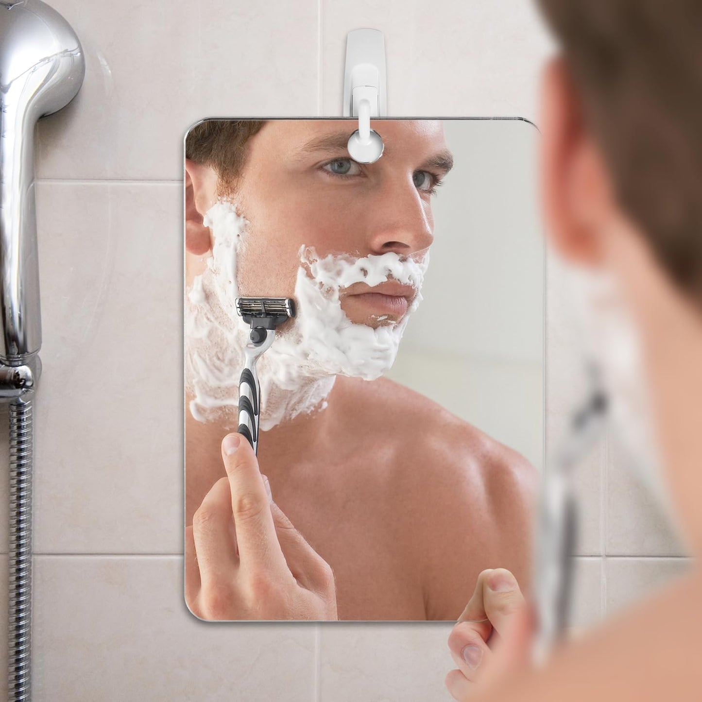 The Shave Well Company - Espejo de Afeitar antivaho XL, Espejo de Ducha de baño sin Niebla con opción de Mano para Hombres y Mujeres, Espejo de Ducha Colgante sin Niebla Incluye Gancho calcomanía