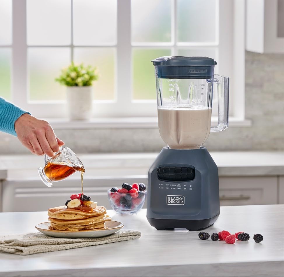 Black & Decker Ice Crush Blender con tarro de plástico PerfectPour de 60 onzas (7 tazas), potente hoja de acero inoxidable de 6 puntas, 8 velocidades más pulso, 750 vatios pico de potencia