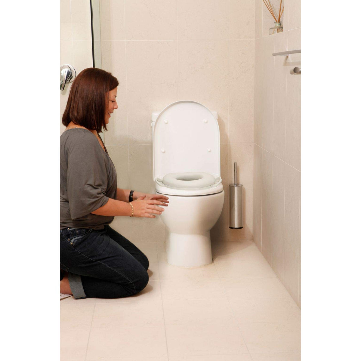 Dreambaby Asiento de baño entrenador para niños, acolchado, con asas de fácil agarre, tamaño estándar, color blanco