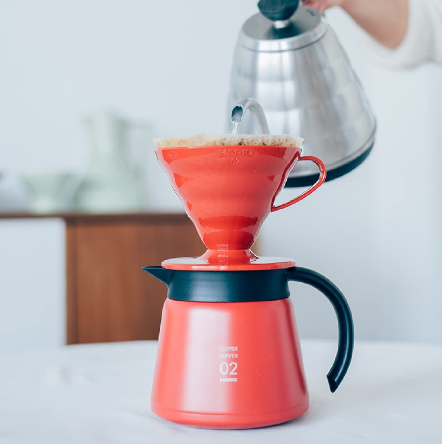 Hario V60 - Cafetera de plástico para verter sobre cono tamaño 02, color rojo