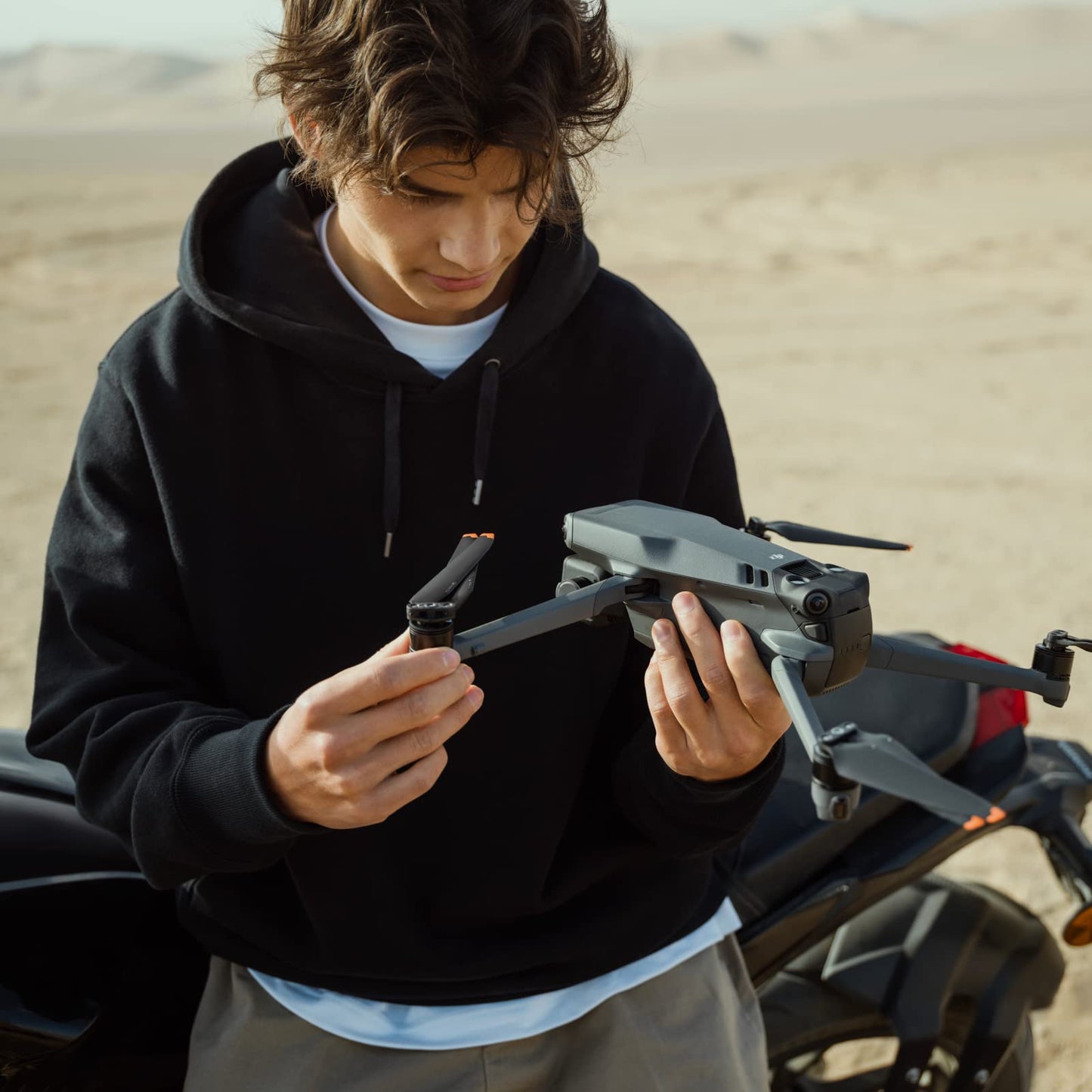 DJI Mavic 3 - Dron GPS con cámara Hasselblad CMOS 4/3, vídeo 5.1K, detección obstáculos omnidireccional, 46 min de vuelo, cuadricóptero RC con regreso auto. transm. máx. de vídeo de 15 km, Gris