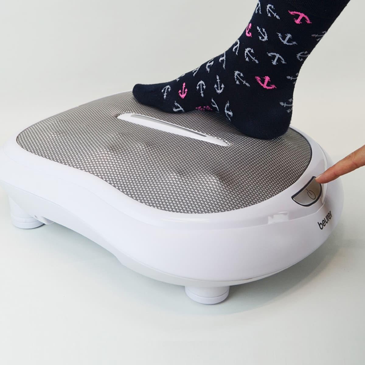 Beurer Masajeador de pies con calor | Máquina masajeadora de pies con 18 bolas de masaje giratorias | Masajeador de pies Shiatsu para todos los tamaños de pies | Masajeador de pies con calefacción con 2 niveles de masaje, FM60