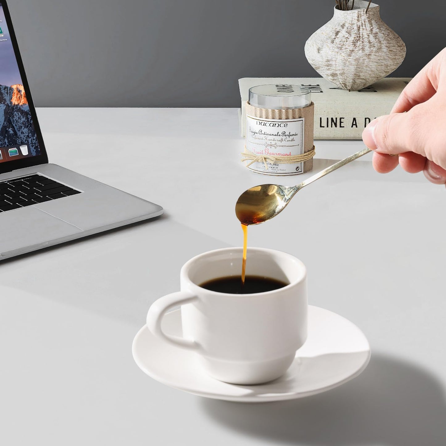 Lareina - Juego de 6 tazas de café apilables de porcelana con platillos, cucharas y soporte de metal, tazas de café pequeñas de 3 onzas, tazas de cerámica demitasse, color blanco