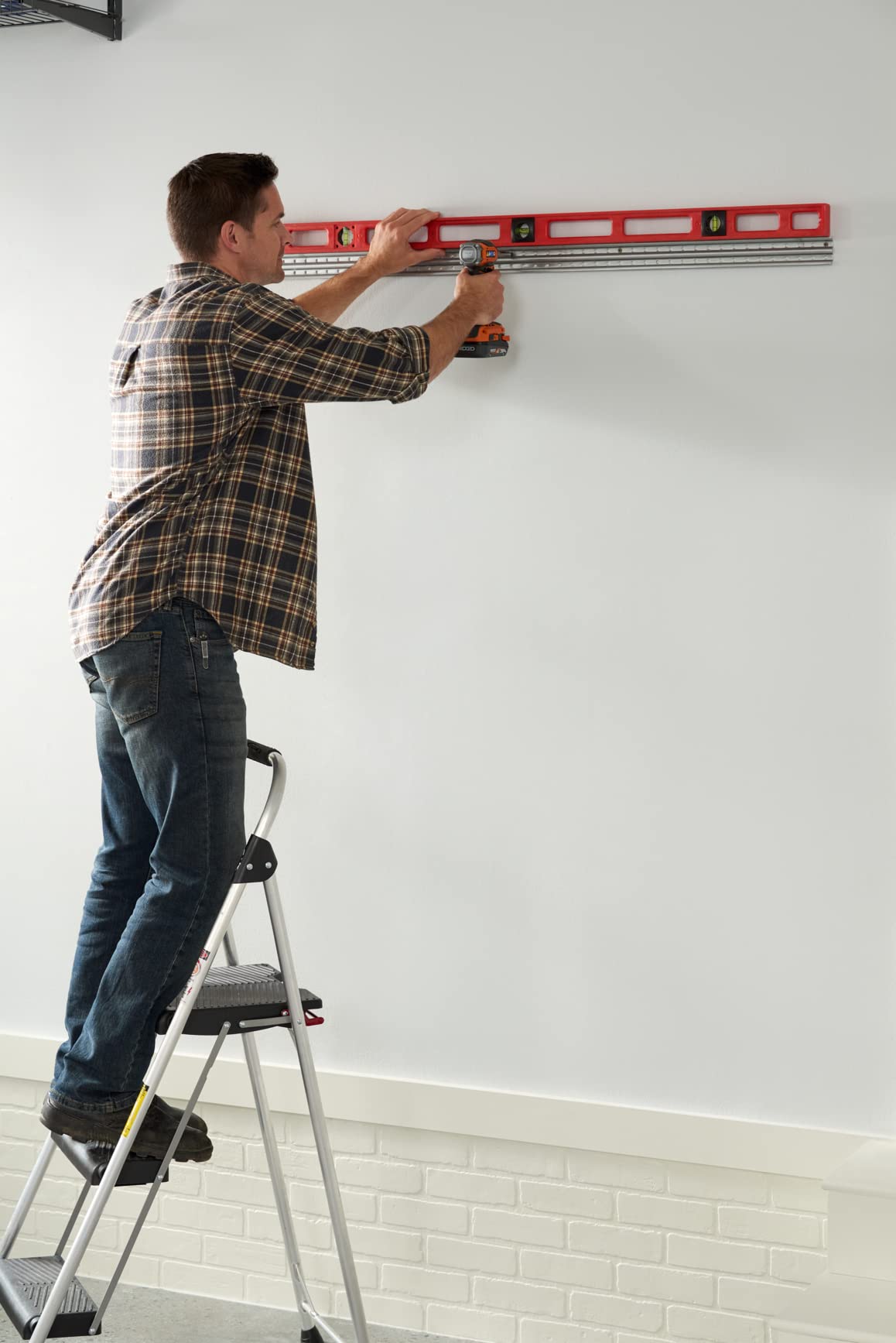 Riel de Pared Rubbermaid FG5M1300CSLRK con Ganchos