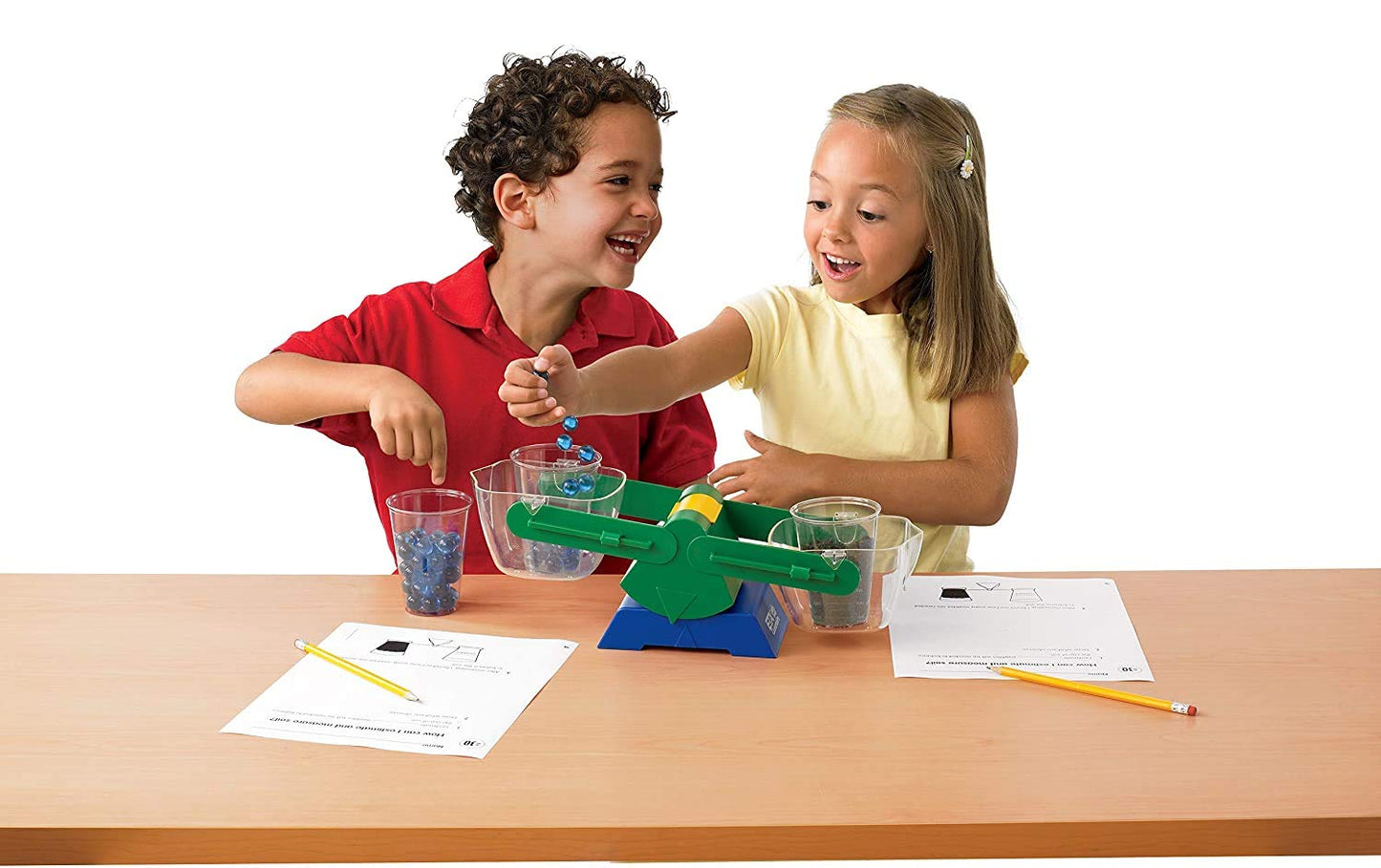 hand2mind Balanza de plástico para niños de 5 a 8 años, Forma práctica de Aprender sobre el Peso y la medición, 2 Cubos Transparentes de 1/2 litro con boquillas para Verter fácilmente (Juego de 1)