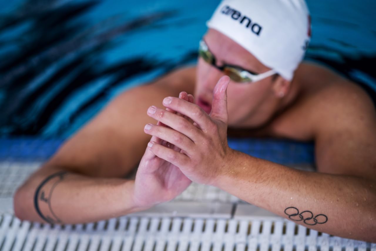 ARENA - anteojos de natación unisex para adultos Cobra Swipe Racing para hombres y mujeres, lentes de policarbonato sin espejo, diseño hidrodinámico, humo oscuro/negro/azul