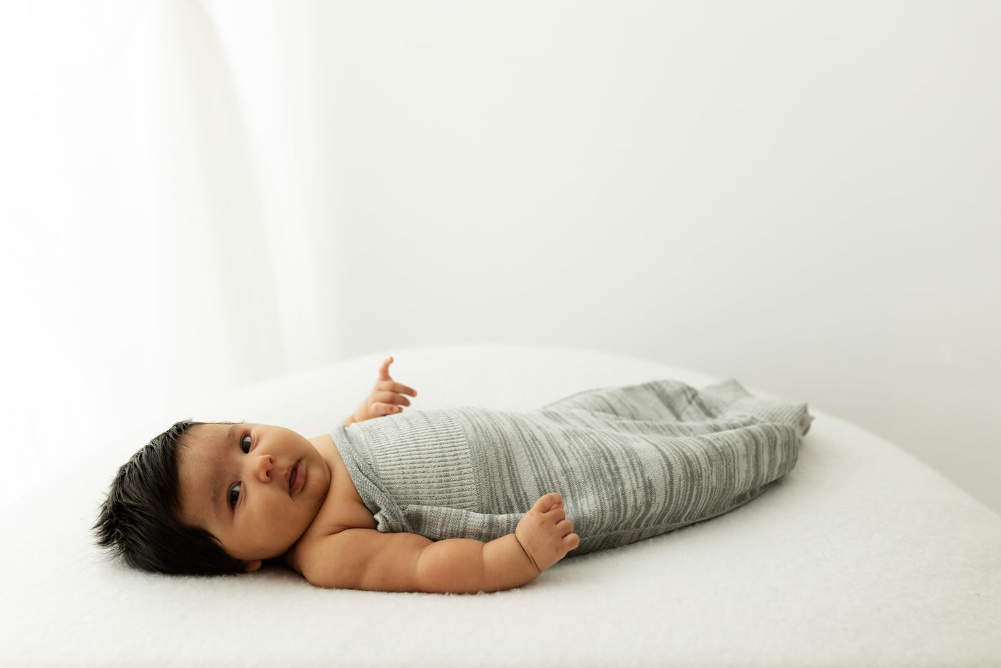 Swaddelini Saco de dormir con arrullo para bebé, fácil de usar, ayuda a los bebés a dormir más tiempo, 0-3 meses, 6-12 libras, gris