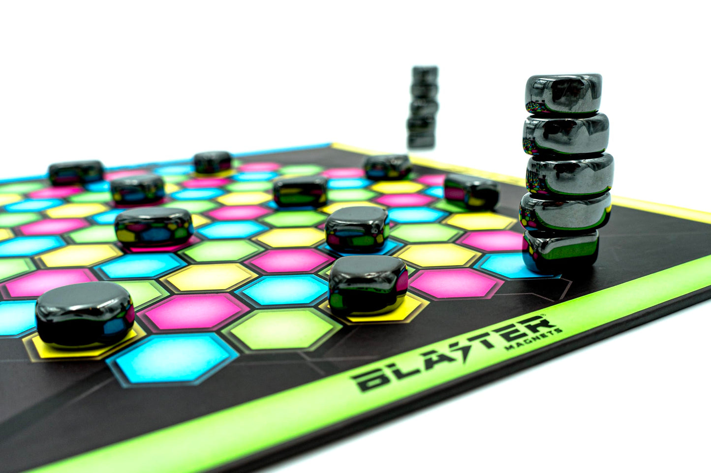 Blaster Magnets Juego de Mesa Original Juego de Imanes Que te atrapará! Ajedrez magnético, 32 Piedras magnéticas! Tablero de Colores,12 Cartas, 2 a 8 Jugadores, Fiestas, Familiar, Estrategia.
