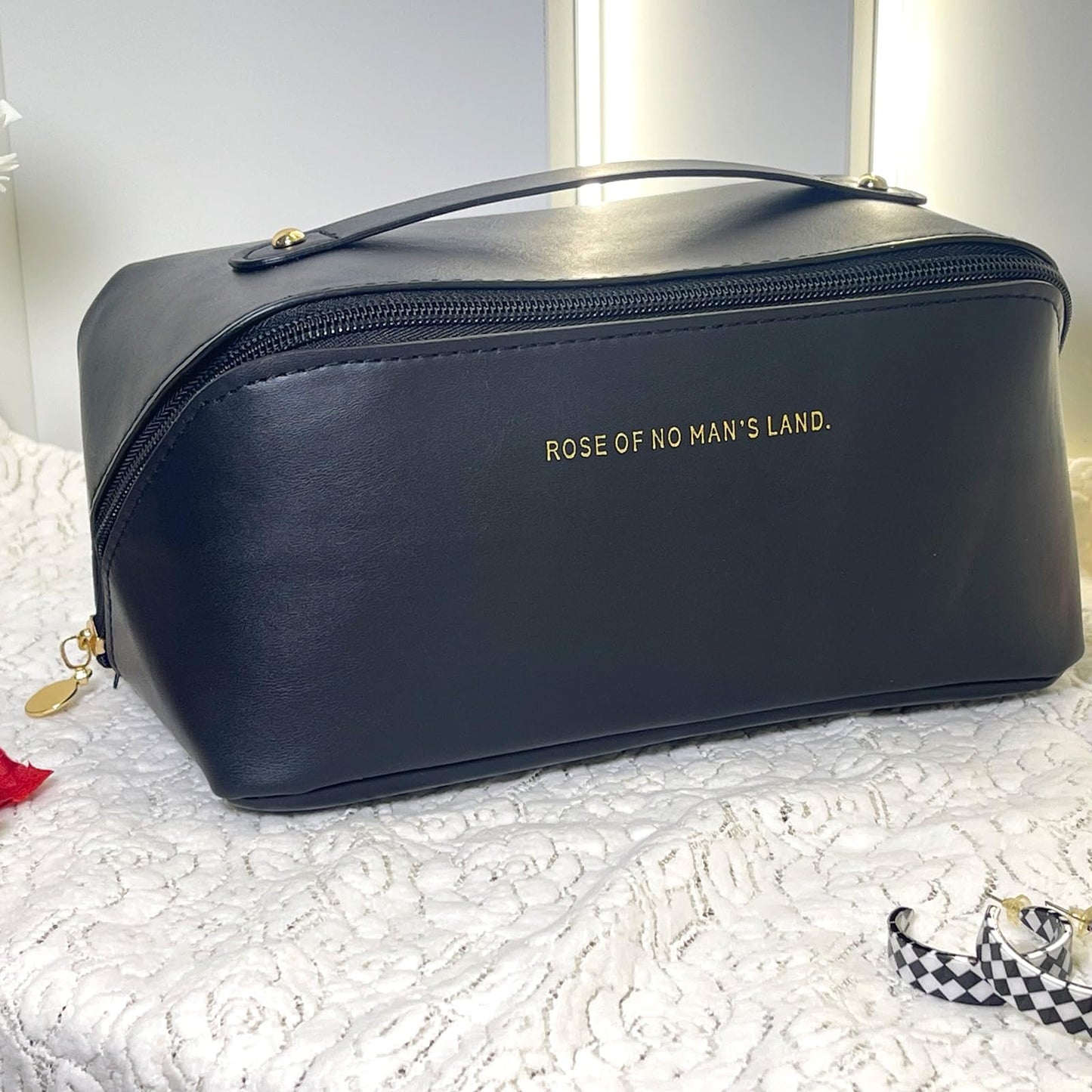 Meruya Bolsa de maquillaje de viaje, organizador de cosméticos de múltiples bolsillos con apertura amplia y divisor, bolsa de aseo de piel sintética con 2 mini bolsas de almacenamiento, Negro