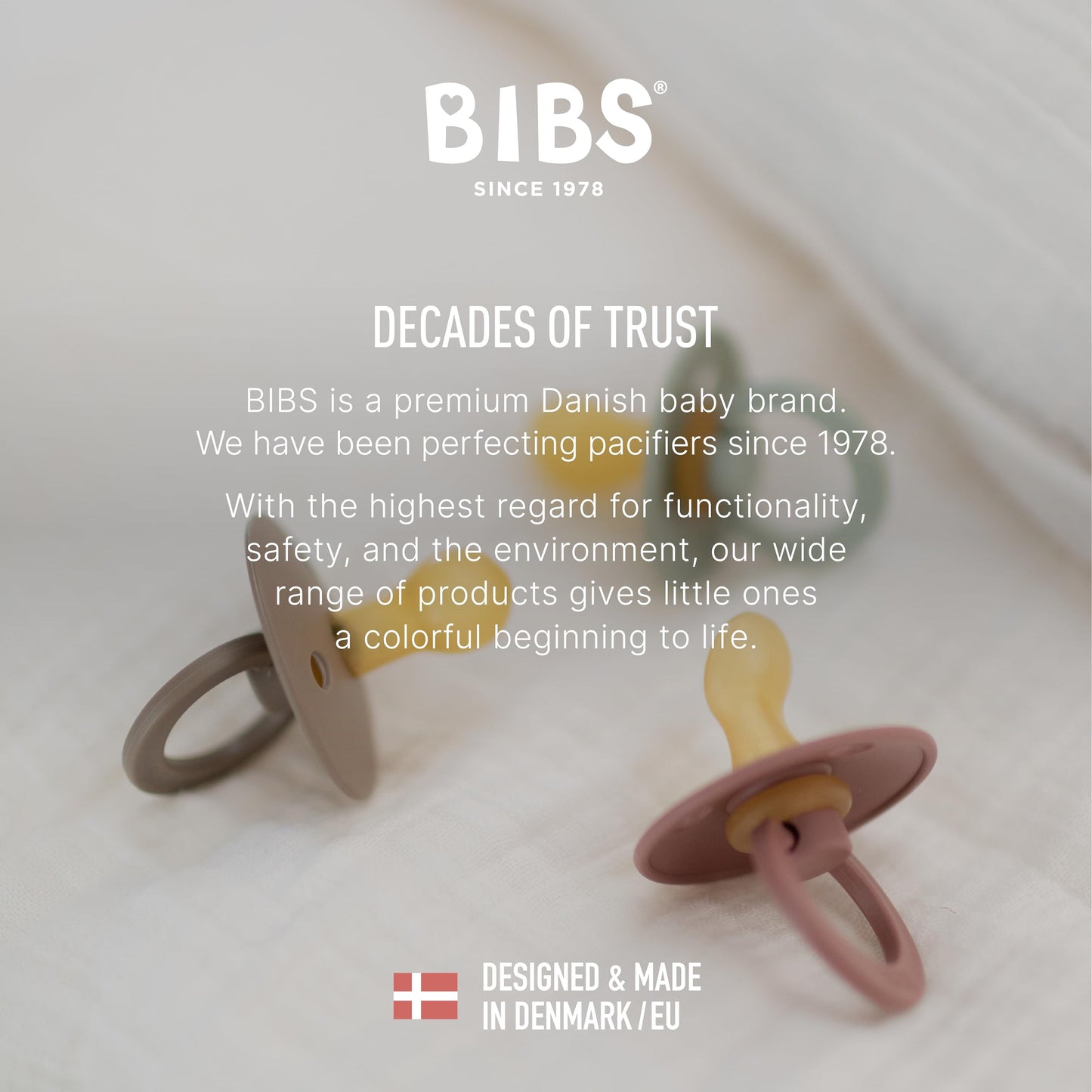 BIBS Colour Paquete de 2 chupetes. Libre de BPA, Tetina redonda. Látex natural, Talla 2 (6-18 meses) Honey Bee/Olive