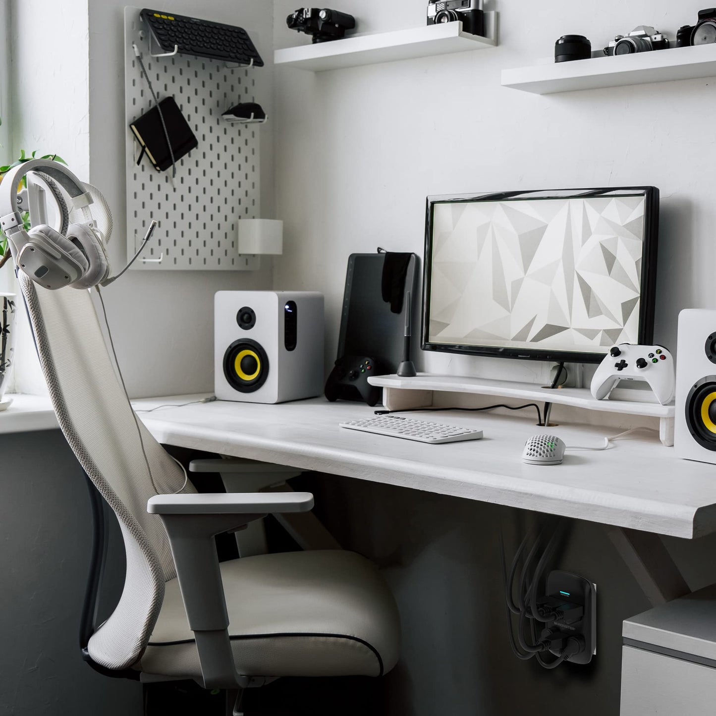 Protector de Sobretensión Monster Blanco con Soporte de Pared para Ordenadores y Cine en Casa