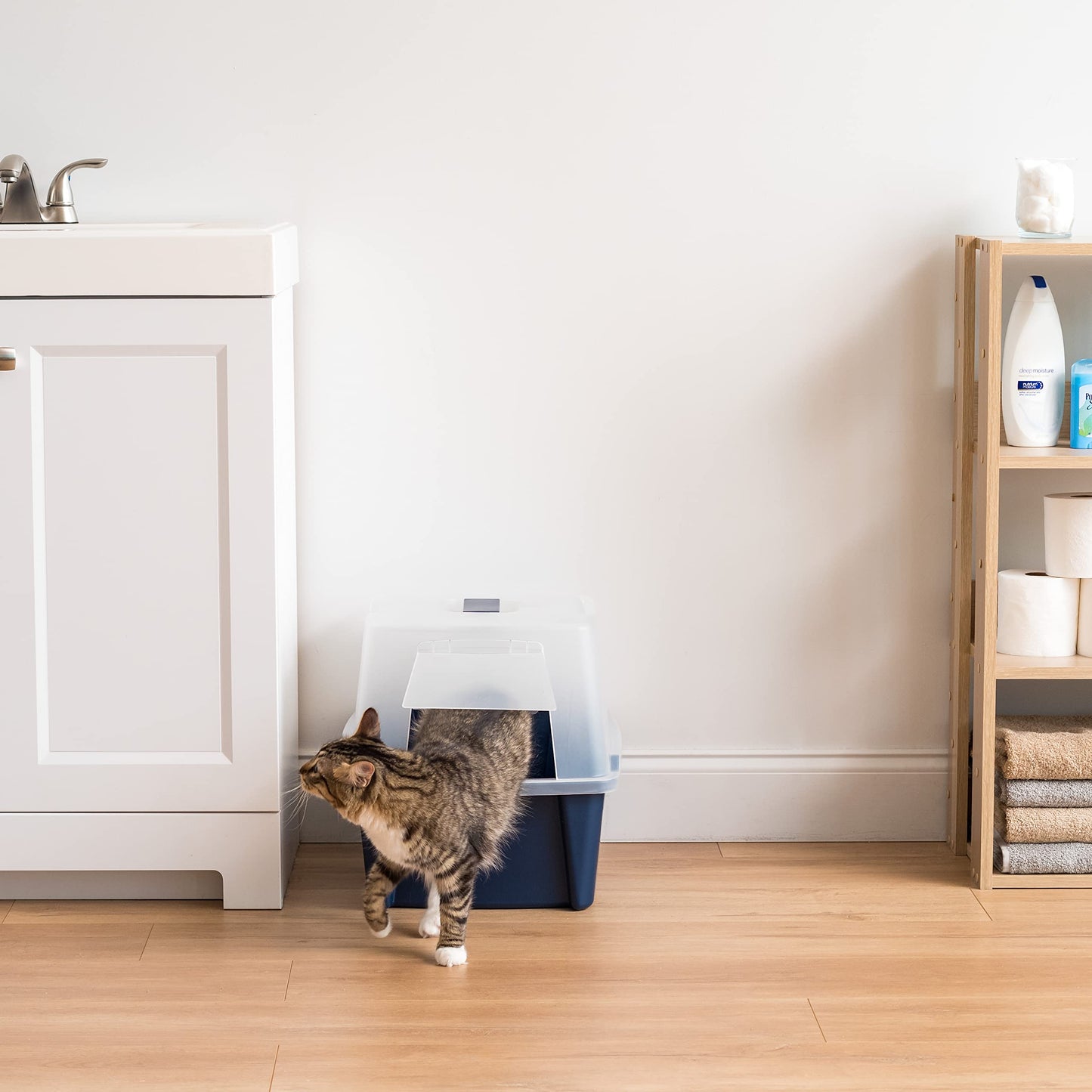 IRIS USA Caja de Arena para Gatos Grande con Cubierta Frontal con Abertura y Paleta, Bandeja de Arena para Gatos con Capucha y Puerta de Entrada para Privacidad, Marino