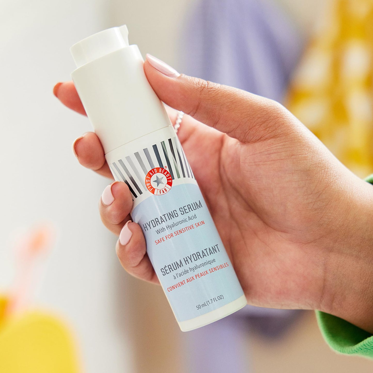 First Aid Beauty Suero hidratante ultra reparador con ácido hialurónico, suero facial antienvejecimiento para piel sensible, 1.7 onzas