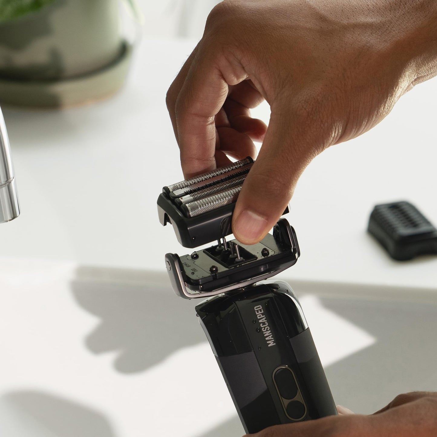 Afeitadora de láminas para hombres MANSCAPED® The Chairman™ PRO: recortadora de cuatro cuchillas SkinSafe® para barba incipiente y vello facial, carga inalámbrica y USB-C, bloqueo para viajes