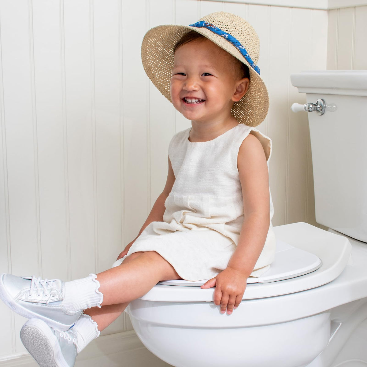 One Proud - Asiento de viaje para niños pequeños, ultra compacto, ultra antideslizante, asiento fabricado en Estados Unidos, bisagras de bloqueo sin pellizcos, fácil de limpiar, bolsa de transporte