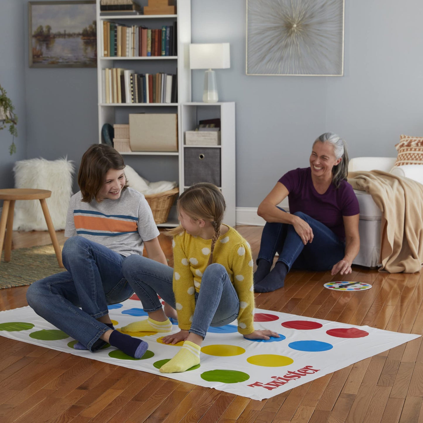Hasbro Twister - Juego de Mesa clásico para 2 o más Jugadores, Juego de Interior y Exterior para niños de 6 años en adelante, el Embalaje Puede Variar