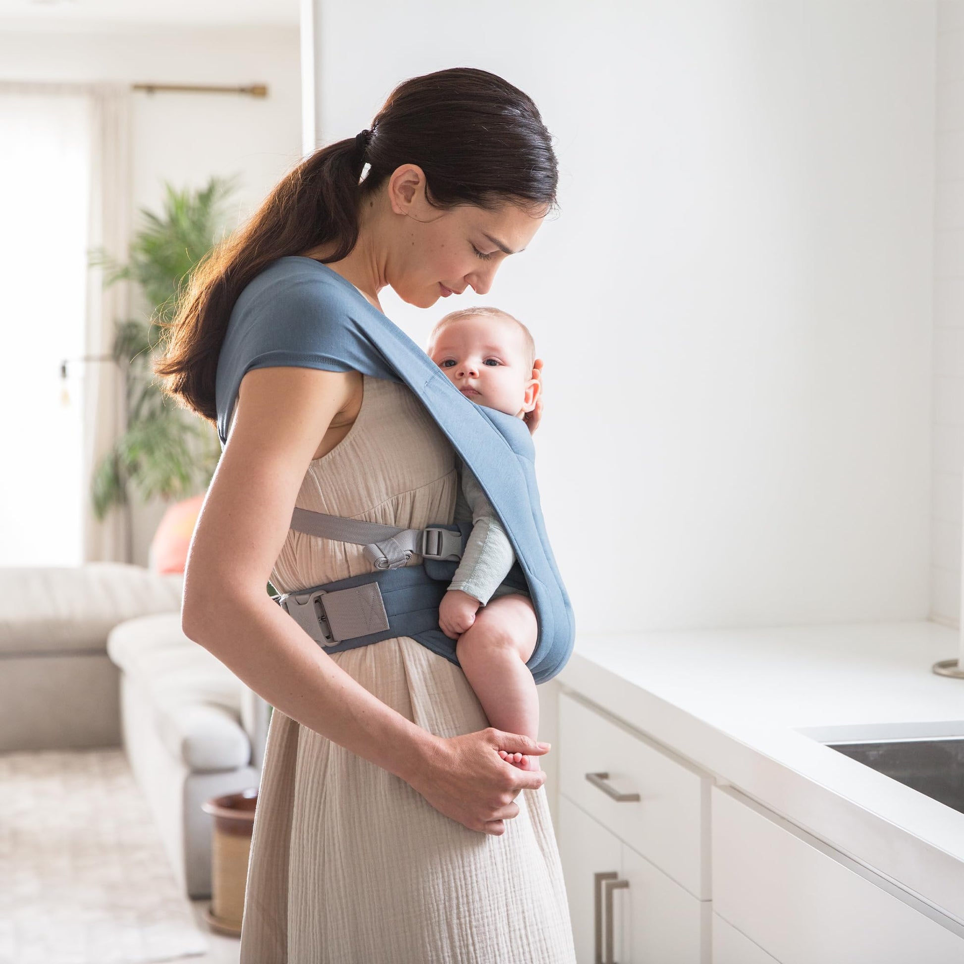 Portabebés Ergobaby Embrace azul Oxford acogedor para recién nacidos