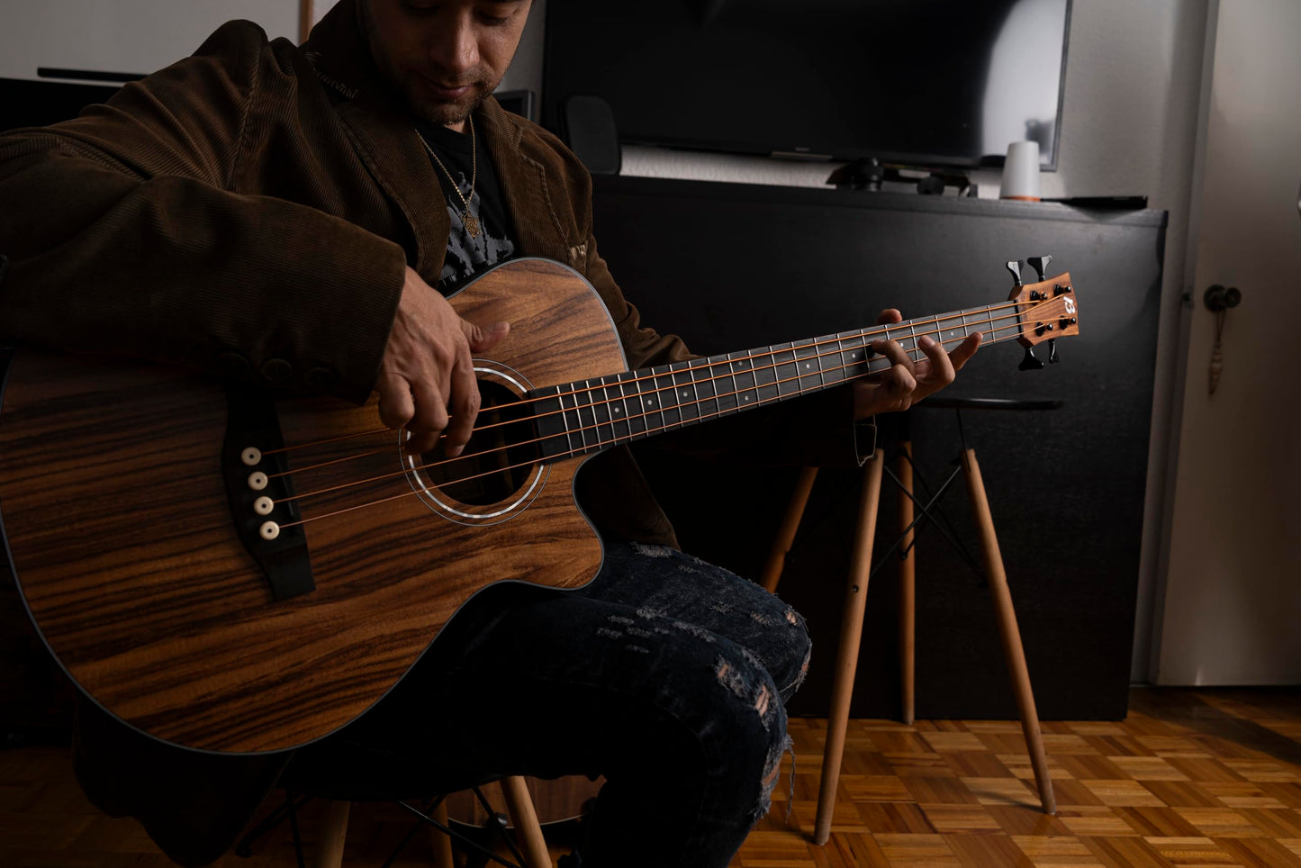 BAMBOO, Bajo Electroacústico Koa, Escala Larga con funda acolchada y ecualizador de 3 bandas, control de volumen y afinador cromático. Tapa, aros y fondo de Koa.