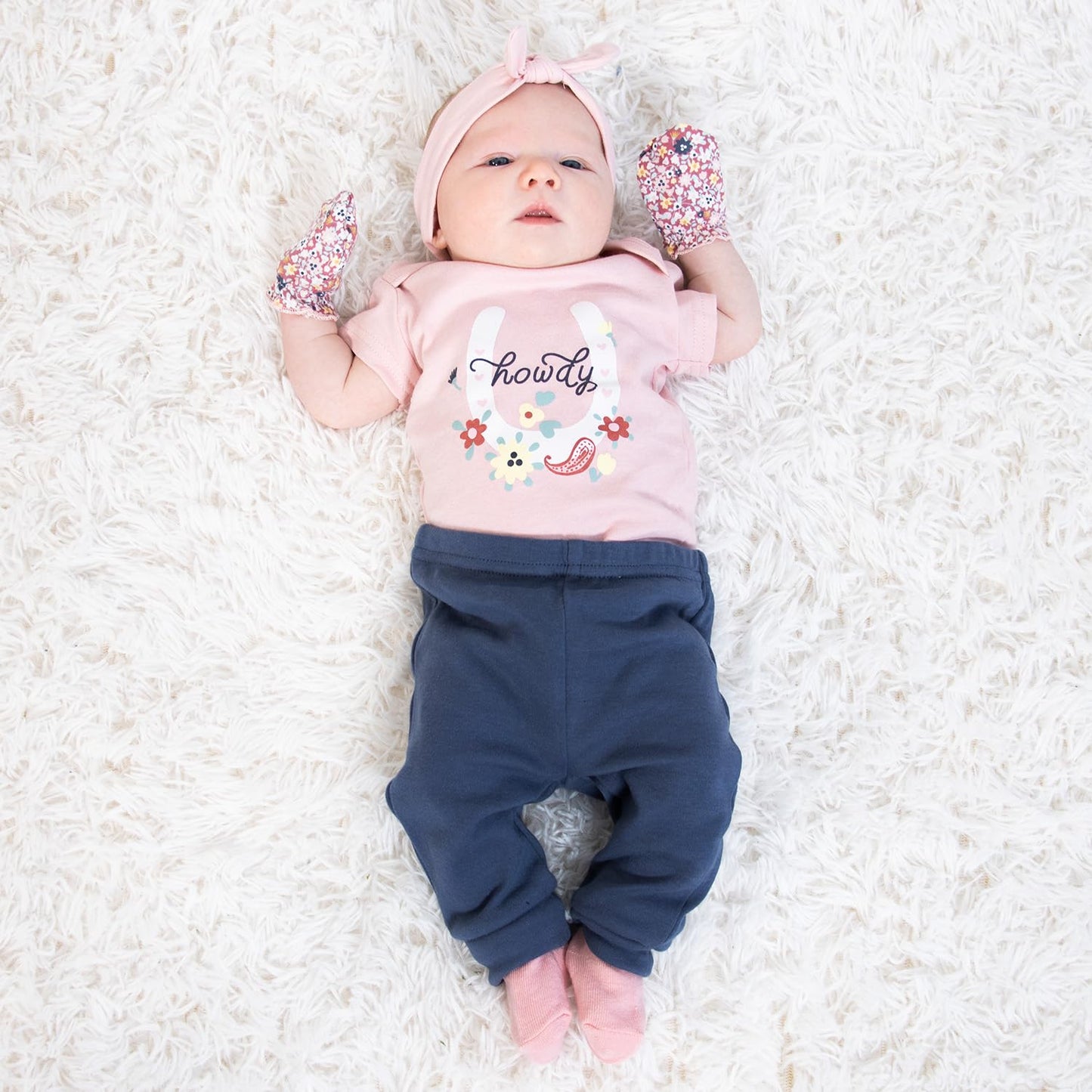 The Peanutshell - Juego de regalo de ropa y accesorios para bebés y niñas, juego de canastas de 16 piezas, ropa infantil de 0 a 3 meses, hallazgos de la lista de bebés, artículos esenciales para