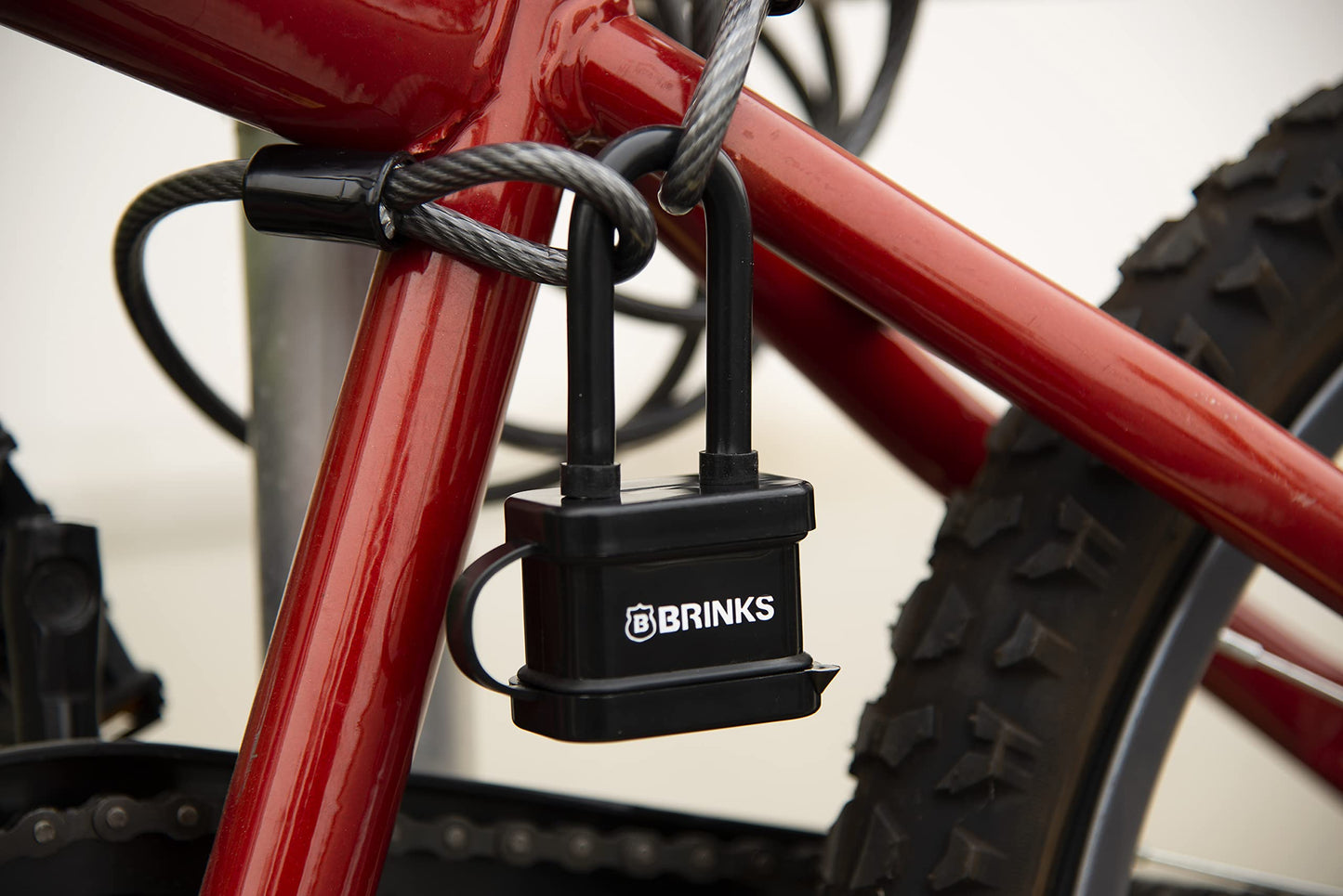 BRINKS - Candado de acero laminado de 40 mm resistente a la intemperie con grillete de 2 pulgadas, envuelto en vinilo y chapado en cromo con grillete de acero endurecido, 172-42051, negro
