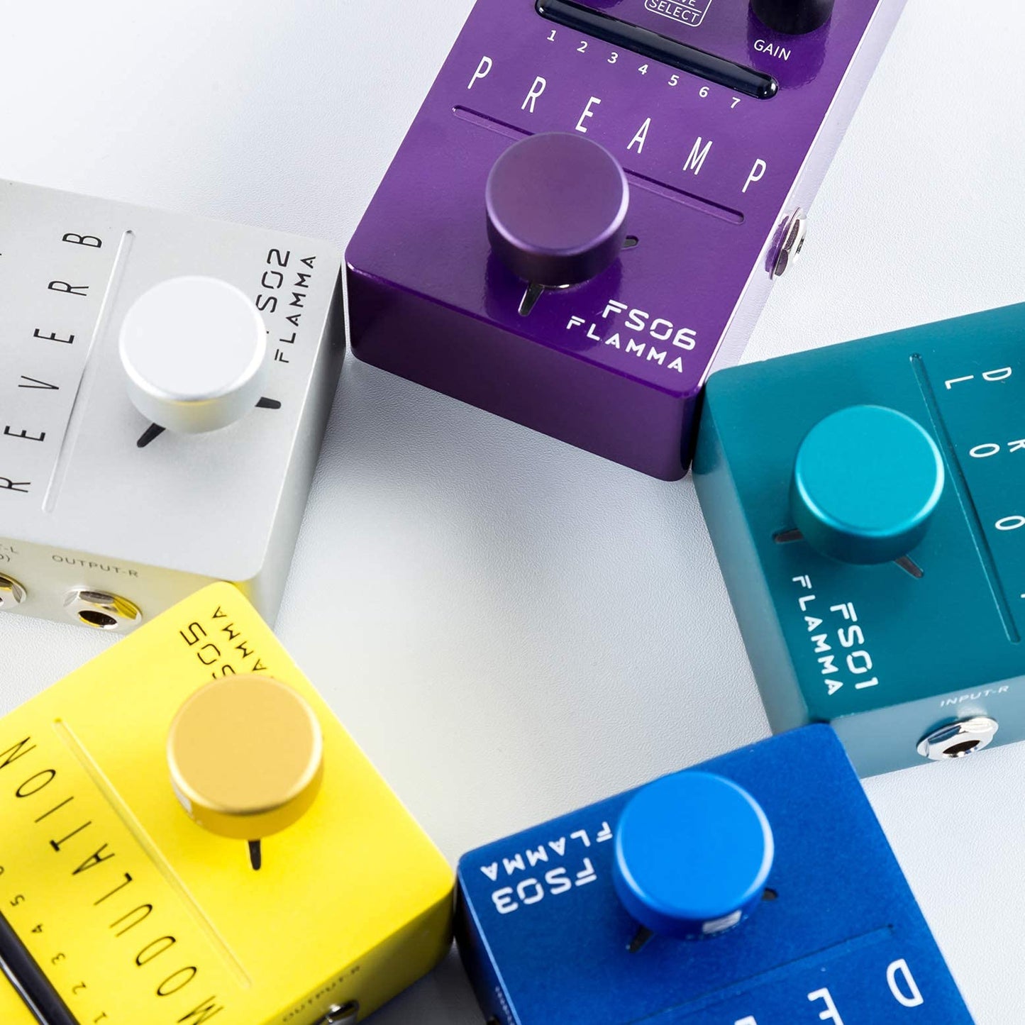 FLAMMA - Tapas de botón de pedal estilo botones descalzos para pedales de efectos de guitarra, tapas de metal antideslizantes, instalación en un solo paso, se adapta a la mayoría de pedales