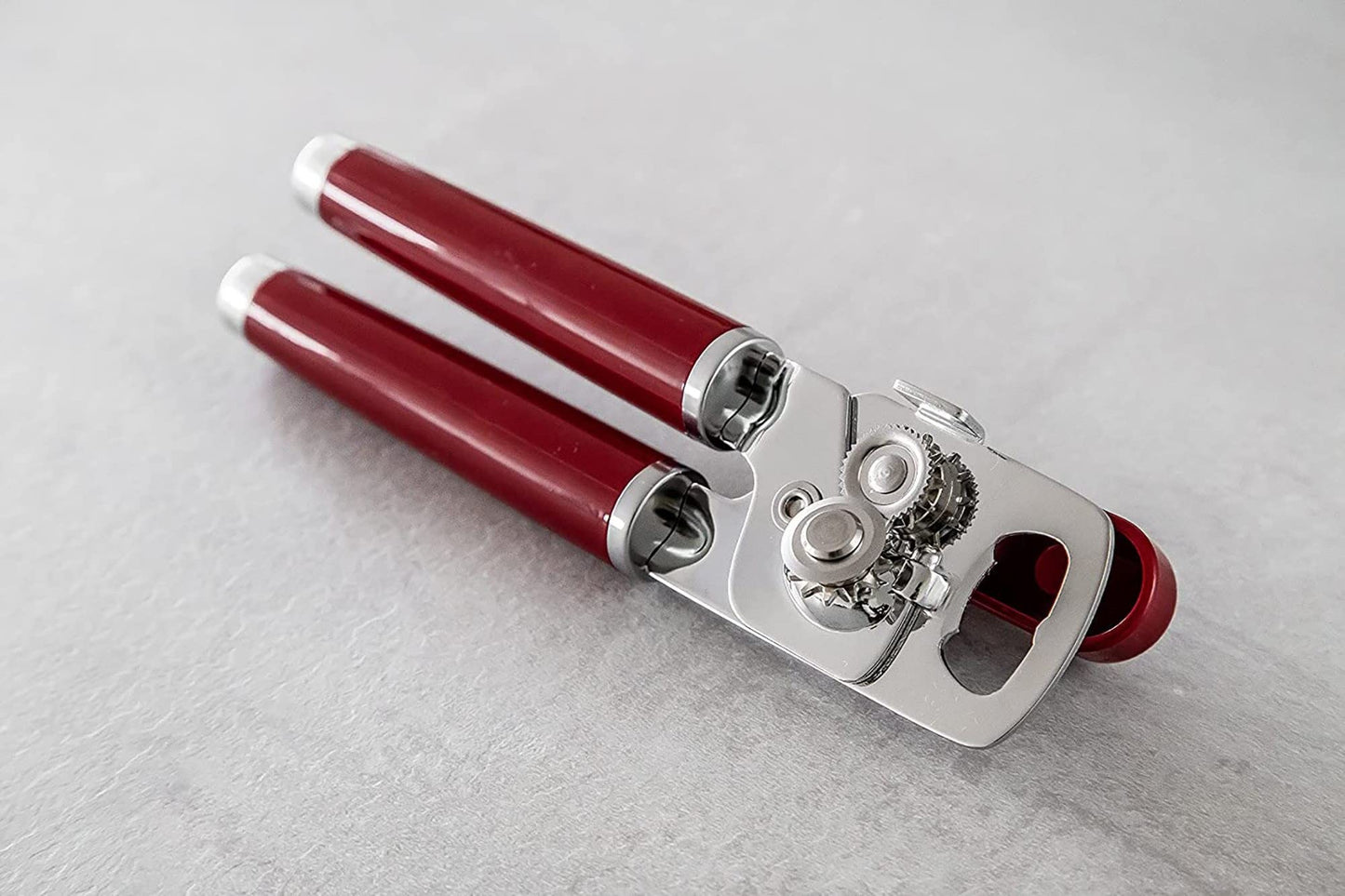 KitchenAid - Abrelatas y abrebotellas multifunción clásico fácil de usar, rueda de corte de acero inoxidable afilada, asas ergonómicas suaves, rojo imperio