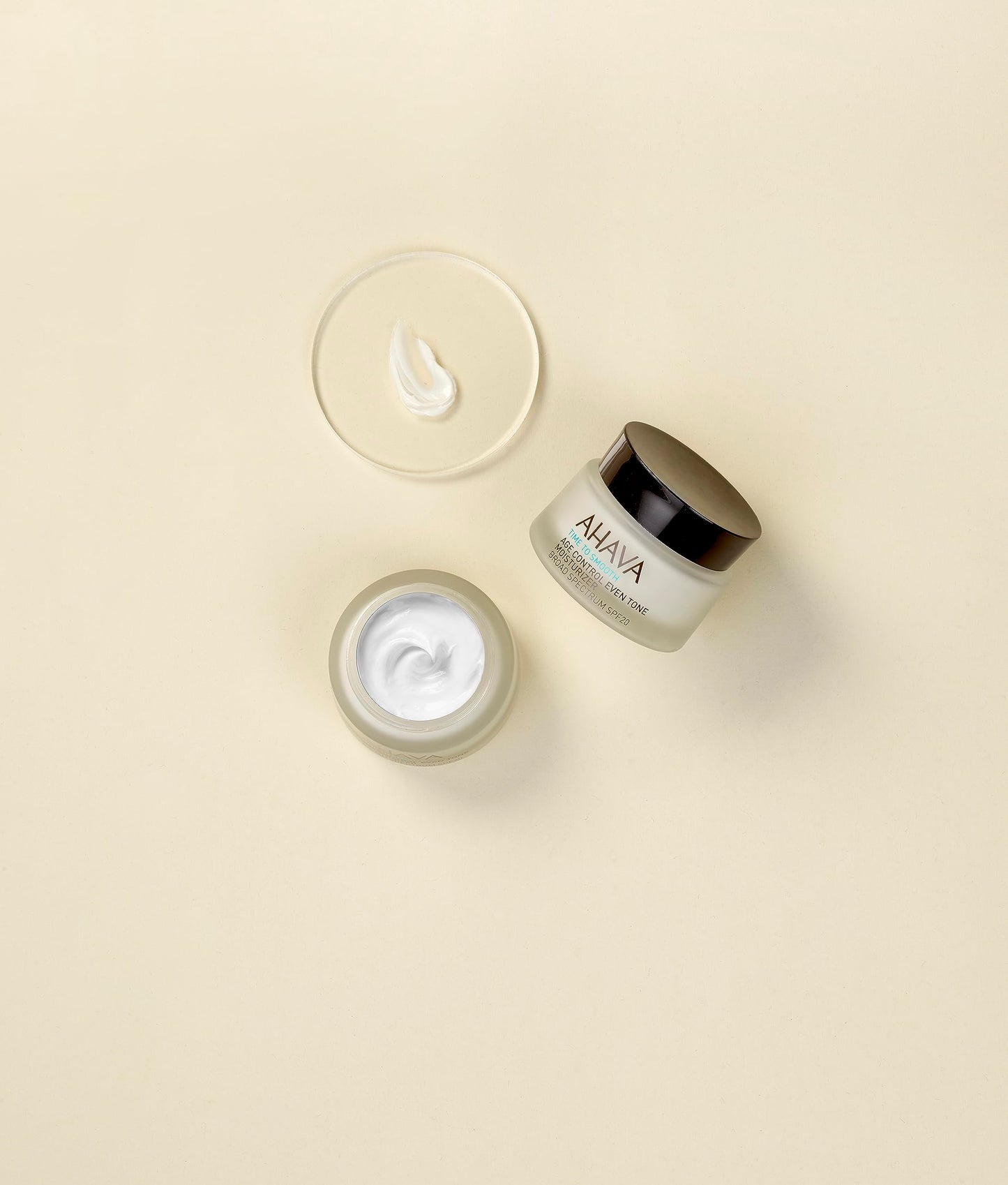 Crema Hidratante AHAVA Time to Smooth con SPF20 para un Tono Uniforme y Control de Edad. Ideal para proteger la piel y mejorar su apariencia. ¡Pruébala hoy!