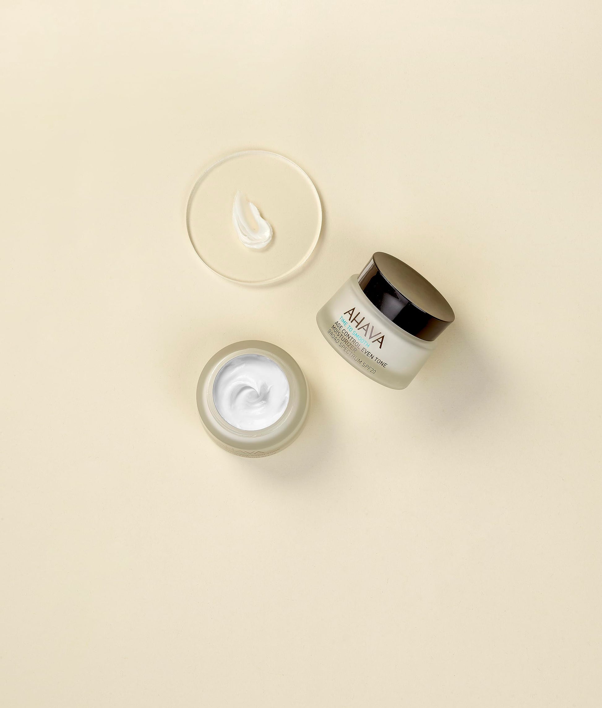 Crema Hidratante AHAVA SPF20 Tono Uniforme y Control de Edad para Mujer