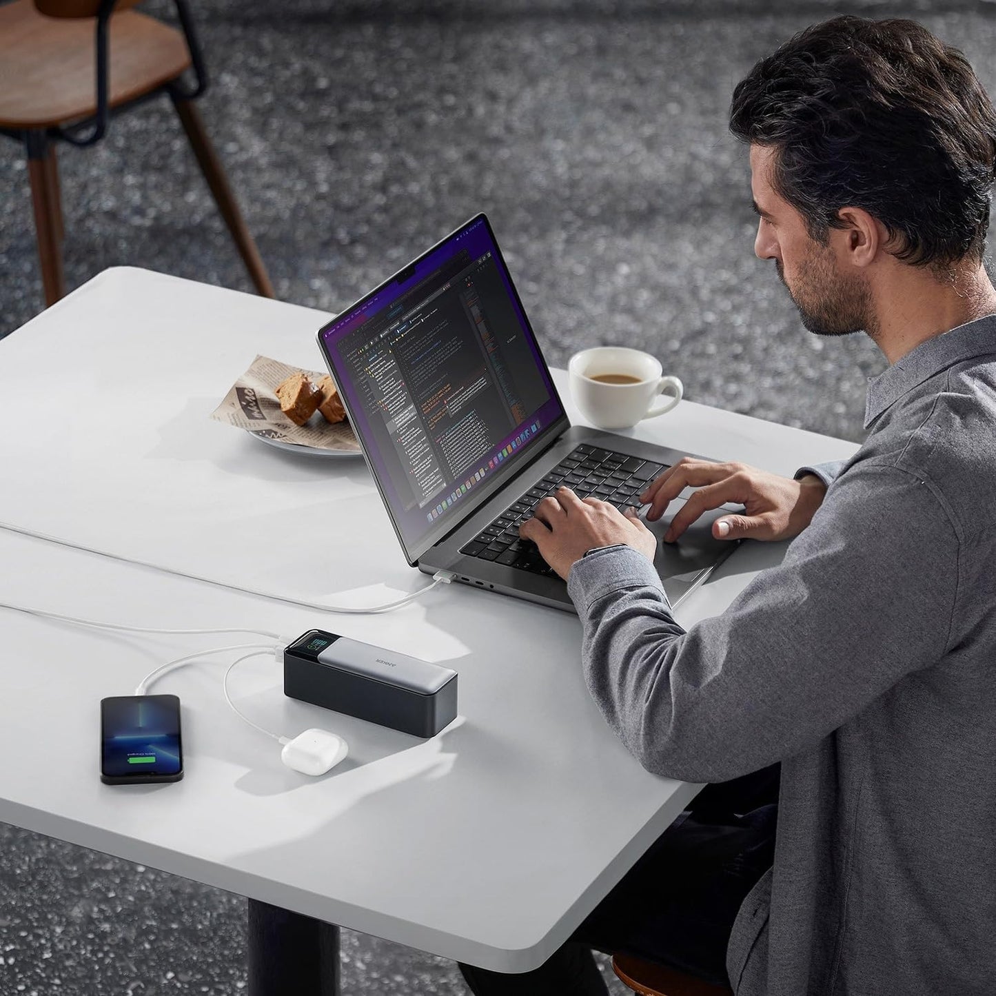 Anker Power Bank de 24,000 mAh con 3 Puertos y Salida de 140W, Pantalla Digital Inteligente, Cargador Portátil Compatible con iPhone 16/15/14, Samsung, MacBook, DELL y más
