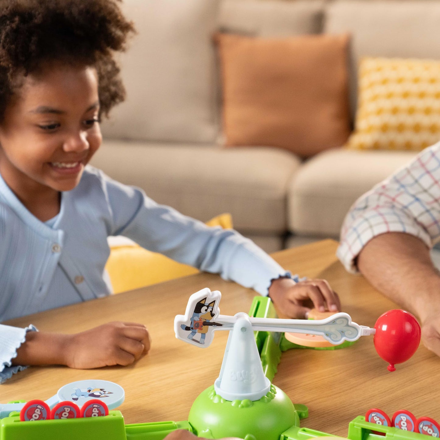 Bluey Keepy Uppy Game. Help, Bingo y Chilli Mantienen el Globo motorizado en el Aire con Las paletas de Personajes para 2-3 Jugadores. A Partir de 4 años