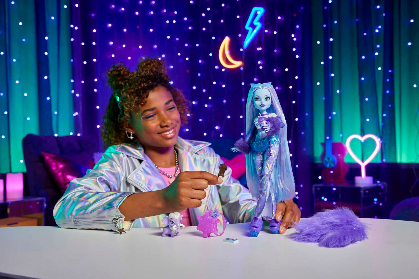 Muñeca Monster High Abominable Yeti con Bufanda Peluda y Mochila de Copos de Nieve
