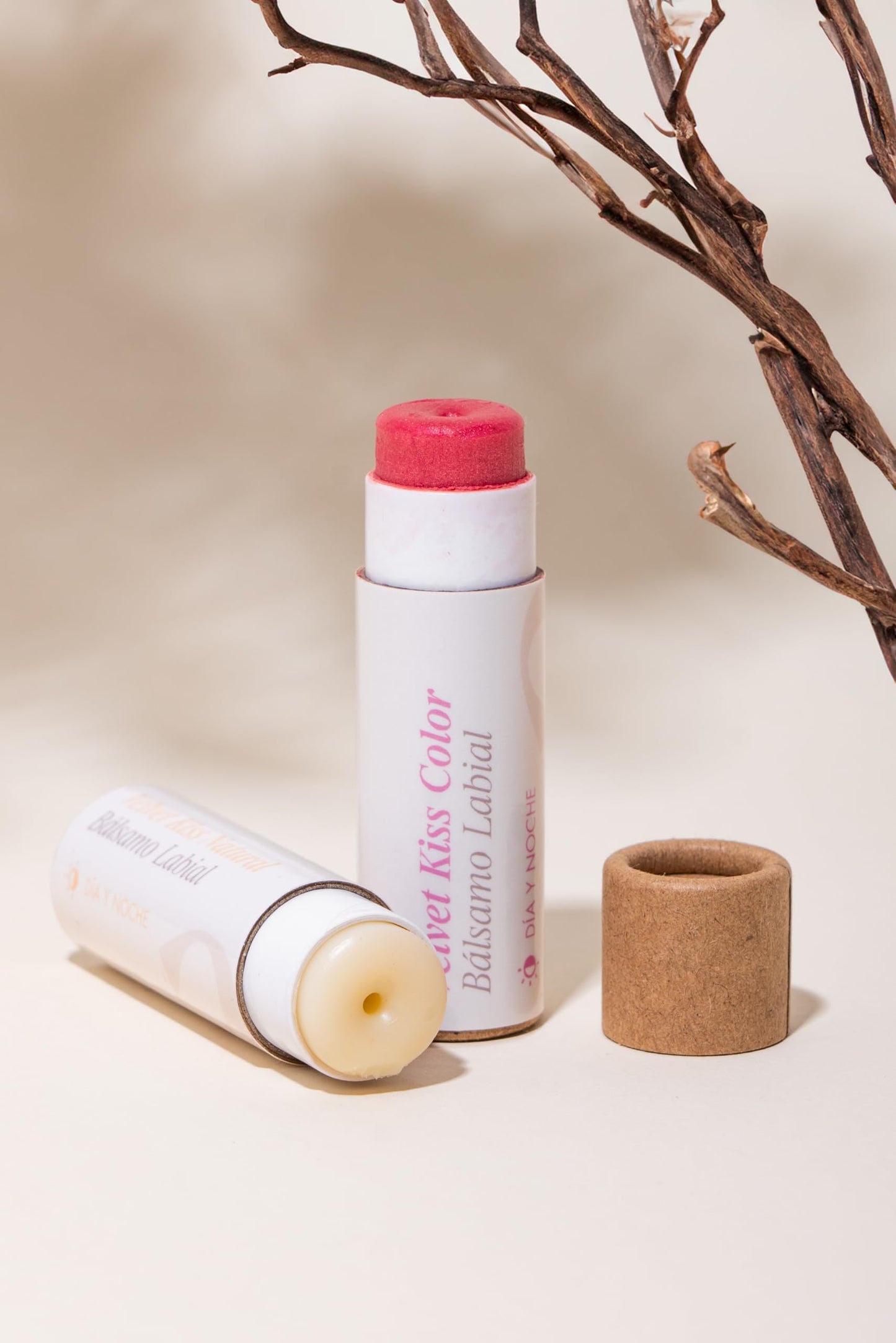 AVOROOTS PACK CON 2 BÁLSAMOS LABIALES. NEUTRO Y CON COLOR. CON ACEITE DE AGUACATE, ACEITE DE COCO, MANTECA DE KARITÉ. BRINDA HIDRATACIÓN, SUAVIDAD, BRILLO Y UN TOQUE DE COLOR.