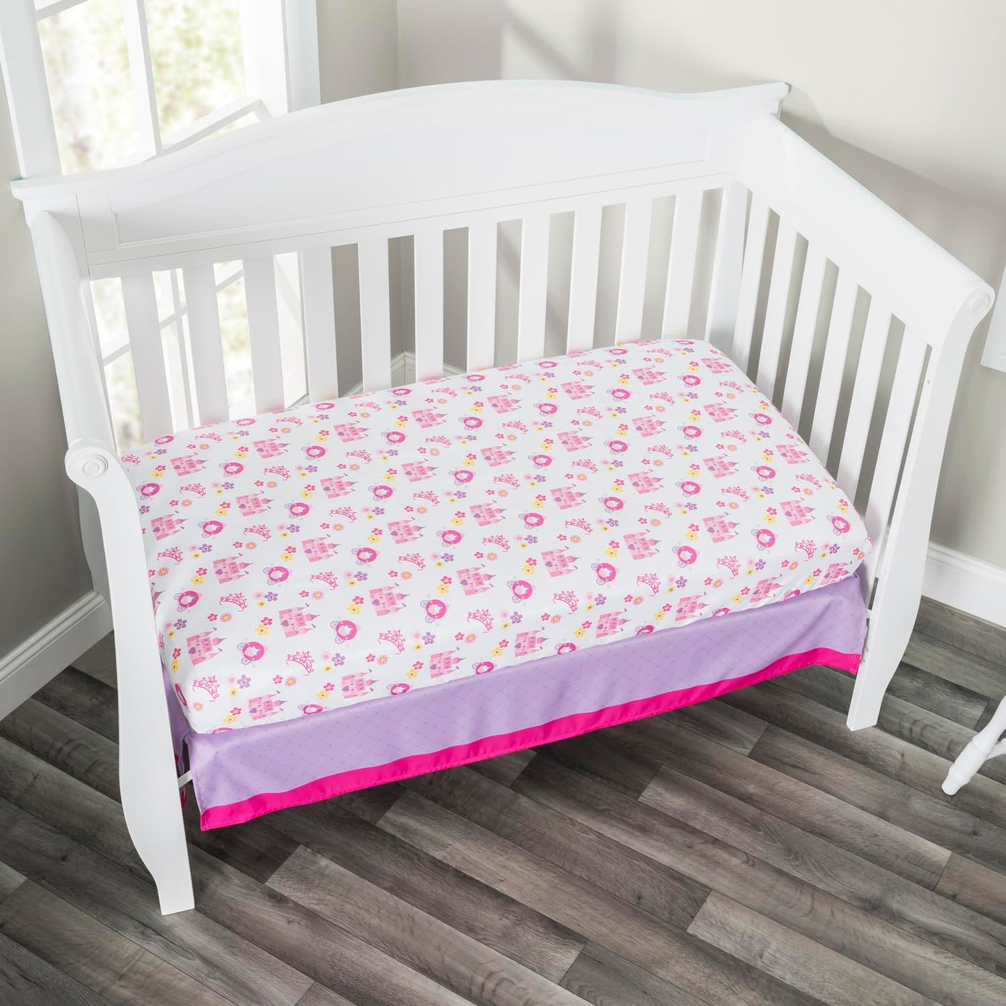 EVERYDAY KIDS - Juego de ropa de cama para cuna de 4 piezas, Princess Storyland, incluye colcha, sábana bajera, volantes y apilador de pañales, juego de ropa de cama para cuna de bebé