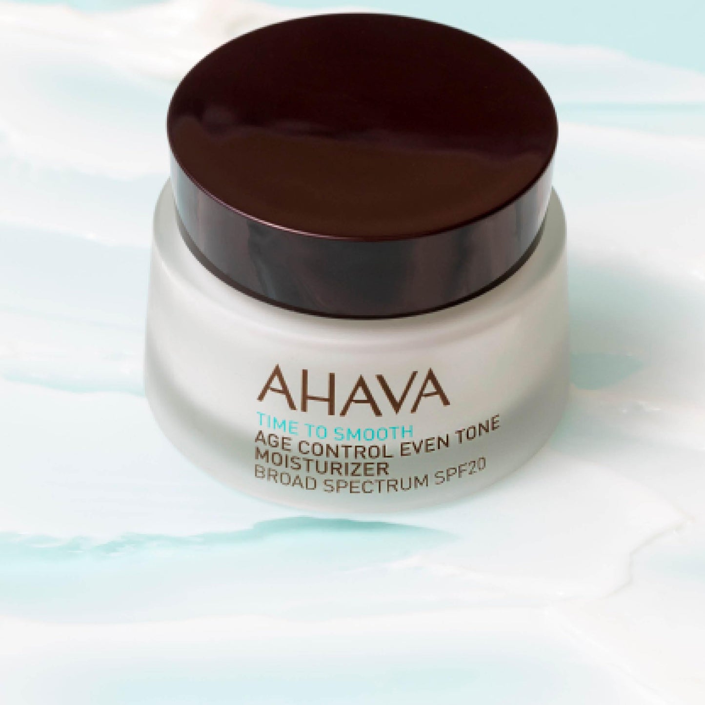 Crema Hidratante AHAVA Time to Smooth con SPF20 para un Tono Uniforme y Control de Edad. Ideal para proteger la piel y mejorar su apariencia. ¡Pruébala hoy!