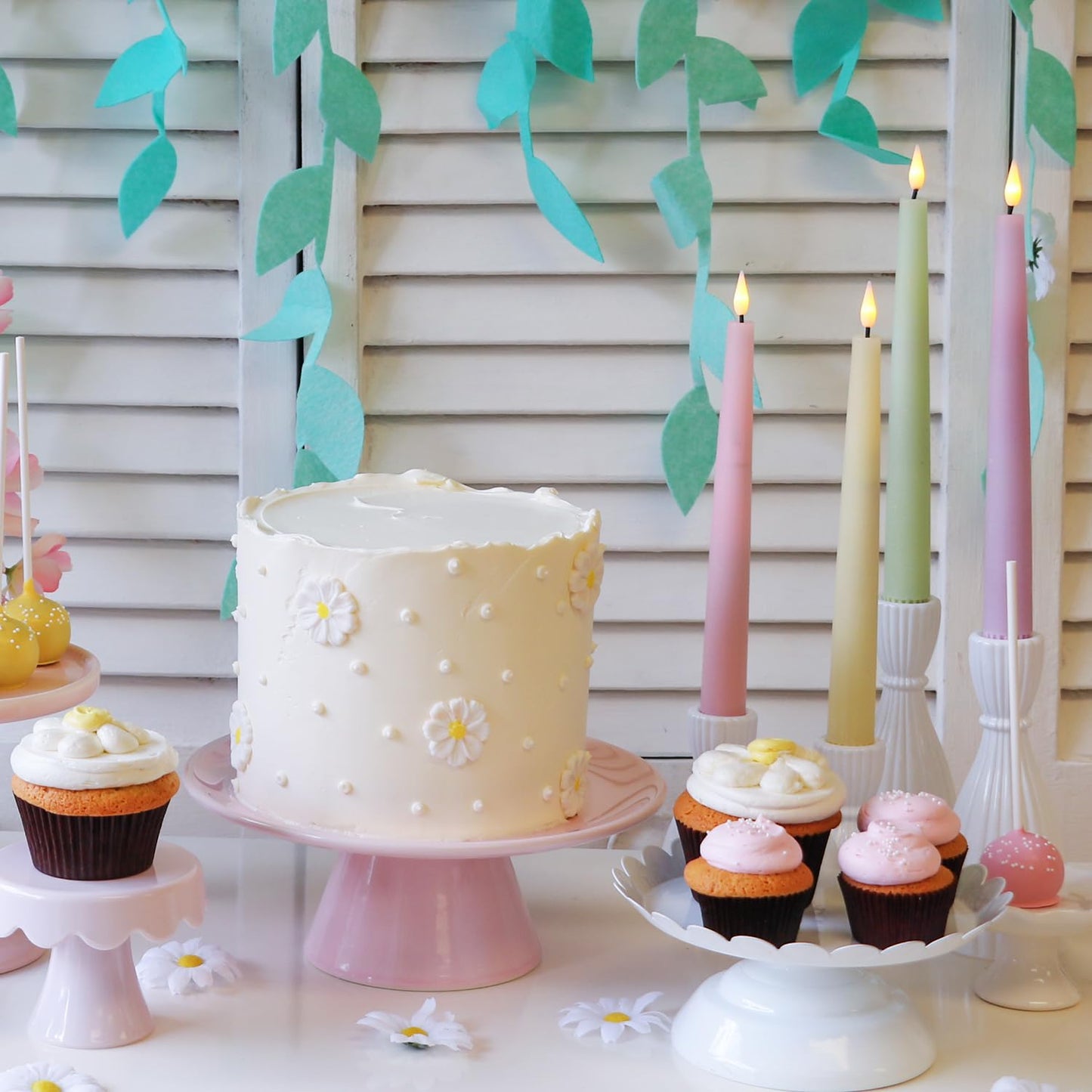 LampLust Velas cónicas sin llama, 9 pulgadas, paquete de 6, candelabros pastel multicolor con llama parpadeante LED, cera real, baterías y control remoto incluidos, velas sin llama, decoración de