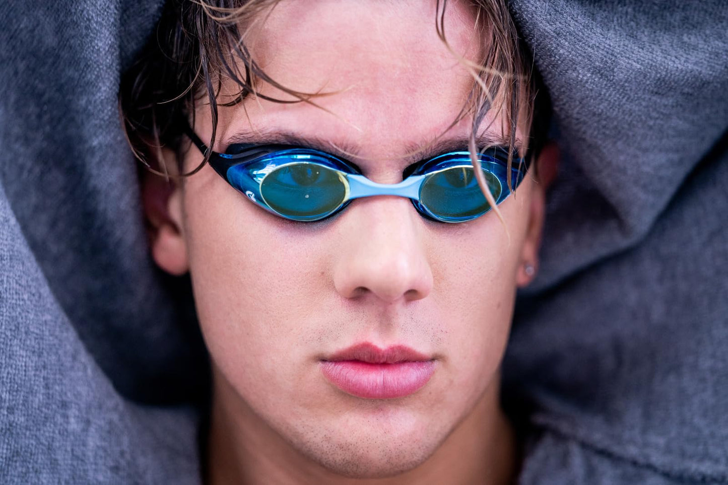 ARENA - anteojos de natación unisex para adultos Cobra Swipe Racing para hombres y mujeres, lentes de policarbonato con espejo, diseño hidrodinámico, plateado/coral