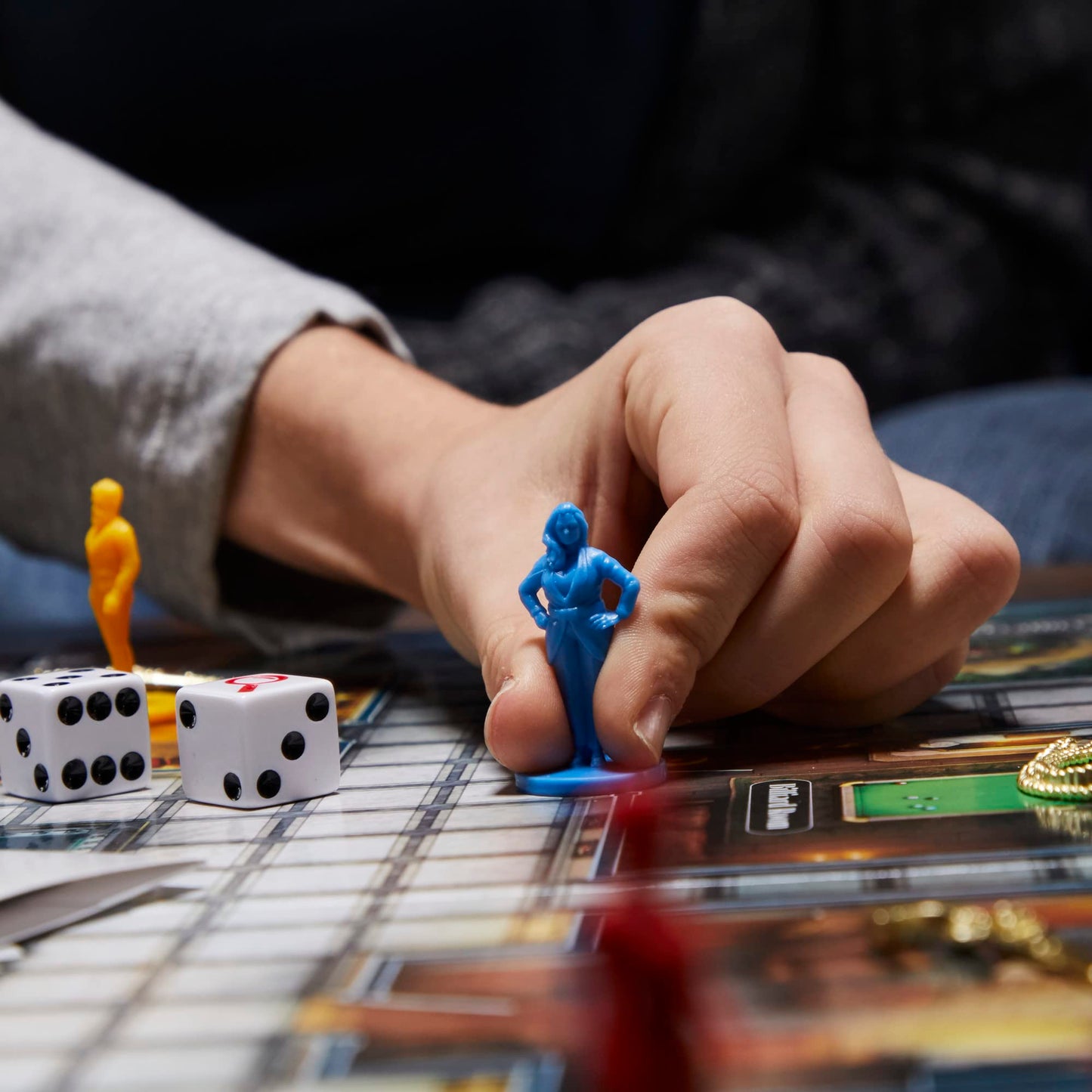 Hasbro Juego de Mesa para Juegos para niños de 8 años en adelante, Juego de Pistas reinventado para 2 a 6 Jugadores, Juegos de Misterio, Juegos de detectives, Juegos Familiares para niños y Adultos